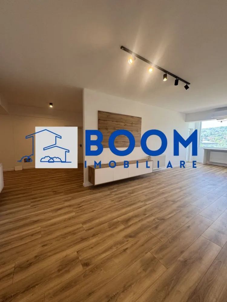 Apartament NOU 3 Camere | Etaj 2 | Zona Centrala | Tva Deductibil - BOOM Imobiliare vă propune spre vânzare un apartament modern cu 3 camere, situat într-o zonă centrală, la etajul 2, cu vedere panoramică și o suprafață utilă de 92 mp.

Compartimentarea este practică și generoasă, iar proprietatea beneficiază de TVA deductibil:

* dormitor matrimonial cu baie proprie, dressing și ieșire pe terasă;
* al doilea dormitor;
* living spațios cu bucătărie open-space și ieșire pe terasa generoasă cu vedere spre râul Olănești;
* 2 băi complet utilate;
* terasă;
* loc de parcare exterior.

Apartamentul se vinde complet mobilat și utilat, fiind pregătit pentru mutare imediată.

Dotări și beneficii:

* centrală termică proprie;
* aer condiționat;
* lustre moderne;
* bucătărie complet echipată: frigider, plită, cuptor, hotă;
* mașină de spălat vase incorporată;
* mașină de spălat rufe incorporată;
* băi mobilate și complet utilate;
* finisaje moderne și mobilier de calitate.

Proprietatea este ideală atât pentru locuit, cât și pentru investiție, datorită poziției excelente și compartimentării eficiente.

Pentru mai multe detalii sau programarea unei vizionări, echipa BOOM Imobiliare vă stă la dispoziție. CP3195688