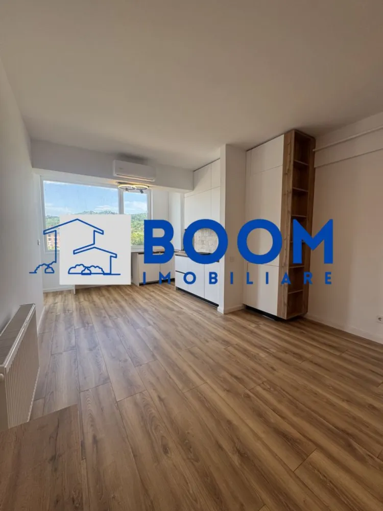 Apartament NOU 3 Camere | Etaj 2 | Zona Centrala | Tva Deductibil - BOOM Imobiliare vă propune spre vânzare un apartament modern cu 3 camere, situat într-o zonă centrală, la etajul 2, cu vedere panoramică și o suprafață utilă de 92 mp.

Compartimentarea este practică și generoasă, iar proprietatea beneficiază de TVA deductibil:

* dormitor matrimonial cu baie proprie, dressing și ieșire pe terasă;
* al doilea dormitor;
* living spațios cu bucătărie open-space și ieșire pe terasa generoasă cu vedere spre râul Olănești;
* 2 băi complet utilate;
* terasă;
* loc de parcare exterior.

Apartamentul se vinde complet mobilat și utilat, fiind pregătit pentru mutare imediată.

Dotări și beneficii:

* centrală termică proprie;
* aer condiționat;
* lustre moderne;
* bucătărie complet echipată: frigider, plită, cuptor, hotă;
* mașină de spălat vase incorporată;
* mașină de spălat rufe incorporată;
* băi mobilate și complet utilate;
* finisaje moderne și mobilier de calitate.

Proprietatea este ideală atât pentru locuit, cât și pentru investiție, datorită poziției excelente și compartimentării eficiente.

Pentru mai multe detalii sau programarea unei vizionări, echipa BOOM Imobiliare vă stă la dispoziție. CP3195688