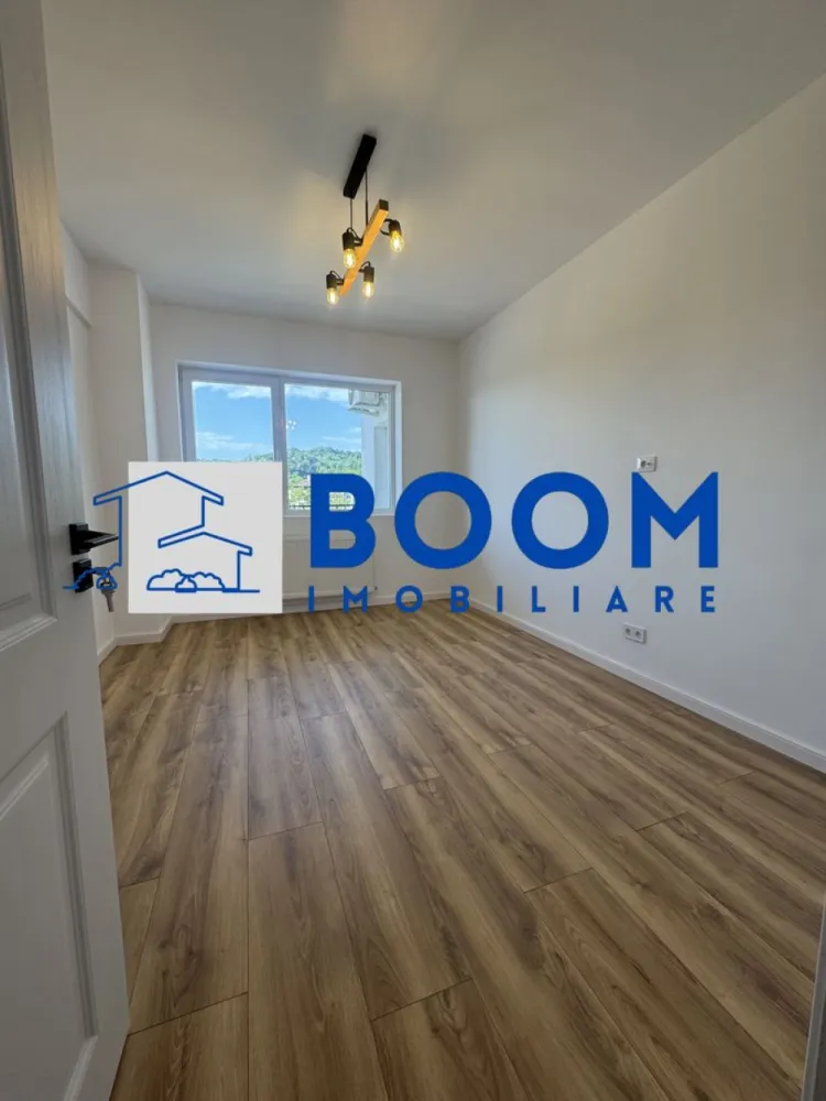Apartament NOU 3 Camere | Etaj 2 | Zona Centrala | Tva Deductibil - BOOM Imobiliare vă propune spre vânzare un apartament modern cu 3 camere, situat într-o zonă centrală, la etajul 2, cu vedere panoramică și o suprafață utilă de 92 mp.

Compartimentarea este practică și generoasă, iar proprietatea beneficiază de TVA deductibil:

* dormitor matrimonial cu baie proprie, dressing și ieșire pe terasă;
* al doilea dormitor;
* living spațios cu bucătărie open-space și ieșire pe terasa generoasă cu vedere spre râul Olănești;
* 2 băi complet utilate;
* terasă;
* loc de parcare exterior.

Apartamentul se vinde complet mobilat și utilat, fiind pregătit pentru mutare imediată.

Dotări și beneficii:

* centrală termică proprie;
* aer condiționat;
* lustre moderne;
* bucătărie complet echipată: frigider, plită, cuptor, hotă;
* mașină de spălat vase incorporată;
* mașină de spălat rufe incorporată;
* băi mobilate și complet utilate;
* finisaje moderne și mobilier de calitate.

Proprietatea este ideală atât pentru locuit, cât și pentru investiție, datorită poziției excelente și compartimentării eficiente.

Pentru mai multe detalii sau programarea unei vizionări, echipa BOOM Imobiliare vă stă la dispoziție. CP3195688
