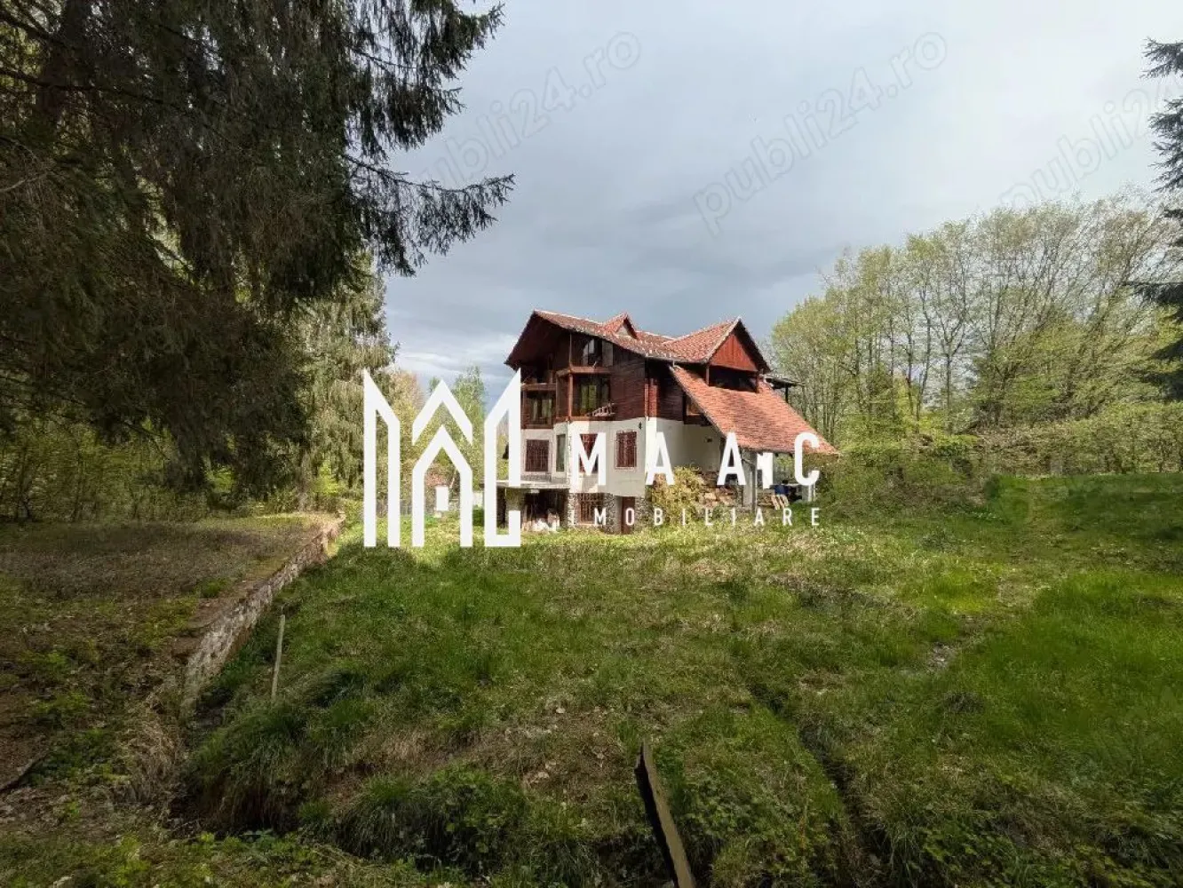 Duplex Deosebit | 194 MPU | 6 camere | Tocile - MAAC Imobiliare vă propune spre vânzare un duplex deosebit, situat la marginea unei păduri seculare, ce oferă o combinație rară între eleganță și comuniunea cu natura. Proprietatea este amplasată în zona Tocile, între Cisnădie și Sadu, într-un cadru natural liniștit, cu o panoramă spectaculoasă. Pe latura de sud-vest, pădurea se întinde neîntrerupt pe o distanță de peste 50 km, până în zona Polovragi-Horezu. Locație și Distanțe: 5 km până în centrul Cisnădiei; 8 km până în centrul Cisnădioarei; 14 km până în centrul Sibiului; 39 km până în stațiunea Păltiniș. Bonus: Acces direct de la proprietate pe cărări de munte către Păltiniș, Râul Sadului, Barajul Gâtul Berbecului și Transalpina. Configurație și Compartimentare: -194 mp utili + 50 mp balcoane/carport Proprietatea este dispusă pe 4 niveluri, pe un teren de 565 mp, fiind concepută pentru confort maxim: -5 dormitoare: 4 dintre ele dispun de balcon propriu și suprafețe vitrate mari; -4 băi: câte una pe fiecare nivel (baia master include atât duș, cât și cadă); -zonă de zi: bucătărie închisă cu spațiu generos de depozitare și o sală de dinning elegantă cu vedere spre pădure; -subsol: cămară, cameră tehnică și o sală de mese suplimentară; -potențial premium: spații dedicate din construcție pentru amenajarea unui bar exclusivist și a unei saune. Materiale și Finisaje de Înaltă Calitate: -structură: subsol din piatră masivă de râu (Olt) și beton armat (pereți de 40 cm); -construcție: etaj și mansardă din lemn masiv de brad (10-12 cm), izolație cu vată bazaltică Knauf Ecosse și lambriu de pin finlandez; -instalații: -termice KeKelit Kelox (Austria), -electrice Schneider, rețea LAN Cat6 în fiecare cameră,-infrastructură pentru camere video și interfon; -utilități: curent trifazic, apă de la rețea (gazul și canalizarea sunt în curs de execuție pe stradă). Flexibilitate și Personalizare: Proprietatea se află în faza de finalizare a interioarelor, permițându-vă să alegeți finisajele (parchet, uși, obiecte sanitare) și sistemul de încălzire (pompă de căldură, peleți sau lemn). La cerere se poate asigura finalizarea „la cheie” în sistem dezvoltator, conform bugetului și indicațiilor dumneavoastră. Oază de Liniște și Comunitate: Exteriorul este marcat de prezența unui brad impunător și a unui pârâu care traversează terenul. Vecinii din cealaltă parte a duplexului sunt constructorii casei, care folosesc proprietatea doar în scop de vacanță. Aceștia își doresc un vecin care să aprecieze liniștea, proprietatea fiind destinată exclusiv uzului personal (nu Airbnb sau pensiune). Se acceptă și plata prin BTC (cu un markup de 2.5% la costul în euro). Vă invităm să ne contactați și să specificați codul proprietății ID:CP2931758 pentru mai multe detalii, a programa o vizionare și pentru a descoperi farmecul acestui refugiu montan unic. }}