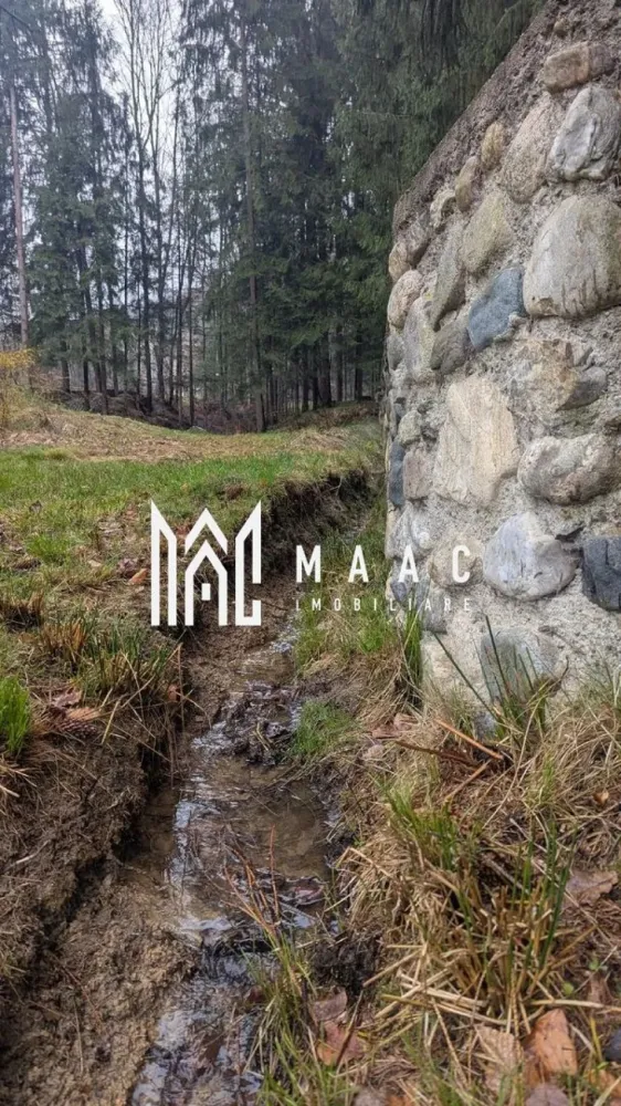 Duplex Deosebit | 194 MPU | 6 camere | Tocile - MAAC Imobiliare vă propune spre vânzare un duplex deosebit, situat la marginea unei păduri seculare, ce oferă o combinație rară între eleganță și comuniunea cu natura. Proprietatea este amplasată în zona Tocile, între Cisnădie și Sadu, într-un cadru natural liniștit, cu o panoramă spectaculoasă. Pe latura de sud-vest, pădurea se întinde neîntrerupt pe o distanță de peste 50 km, până în zona Polovragi-Horezu. Locație și Distanțe: 5 km până în centrul Cisnădiei; 8 km până în centrul Cisnădioarei; 14 km până în centrul Sibiului; 39 km până în stațiunea Păltiniș. Bonus: Acces direct de la proprietate pe cărări de munte către Păltiniș, Râul Sadului, Barajul Gâtul Berbecului și Transalpina. Configurație și Compartimentare: -194 mp utili + 50 mp balcoane/carport Proprietatea este dispusă pe 4 niveluri, pe un teren de 565 mp, fiind concepută pentru confort maxim: -5 dormitoare: 4 dintre ele dispun de balcon propriu și suprafețe vitrate mari; -4 băi: câte una pe fiecare nivel (baia master include atât duș, cât și cadă); -zonă de zi: bucătărie închisă cu spațiu generos de depozitare și o sală de dinning elegantă cu vedere spre pădure; -subsol: cămară, cameră tehnică și o sală de mese suplimentară; -potențial premium: spații dedicate din construcție pentru amenajarea unui bar exclusivist și a unei saune. Materiale și Finisaje de Înaltă Calitate: -structură: subsol din piatră masivă de râu (Olt) și beton armat (pereți de 40 cm); -construcție: etaj și mansardă din lemn masiv de brad (10-12 cm), izolație cu vată bazaltică Knauf Ecosse și lambriu de pin finlandez; -instalații: -termice KeKelit Kelox (Austria), -electrice Schneider, rețea LAN Cat6 în fiecare cameră,-infrastructură pentru camere video și interfon; -utilități: curent trifazic, apă de la rețea (gazul și canalizarea sunt în curs de execuție pe stradă). Flexibilitate și Personalizare: Proprietatea se află în faza de finalizare a interioarelor, permițându-vă să alegeți finisajele (parchet, uși, obiecte sanitare) și sistemul de încălzire (pompă de căldură, peleți sau lemn). La cerere se poate asigura finalizarea „la cheie” în sistem dezvoltator, conform bugetului și indicațiilor dumneavoastră. Oază de Liniște și Comunitate: Exteriorul este marcat de prezența unui brad impunător și a unui pârâu care traversează terenul. Vecinii din cealaltă parte a duplexului sunt constructorii casei, care folosesc proprietatea doar în scop de vacanță. Aceștia își doresc un vecin care să aprecieze liniștea, proprietatea fiind destinată exclusiv uzului personal (nu Airbnb sau pensiune). Se acceptă și plata prin BTC (cu un markup de 2.5% la costul în euro). Vă invităm să ne contactați și să specificați codul proprietății ID:CP2931758 pentru mai multe detalii, a programa o vizionare și pentru a descoperi farmecul acestui refugiu montan unic. }}