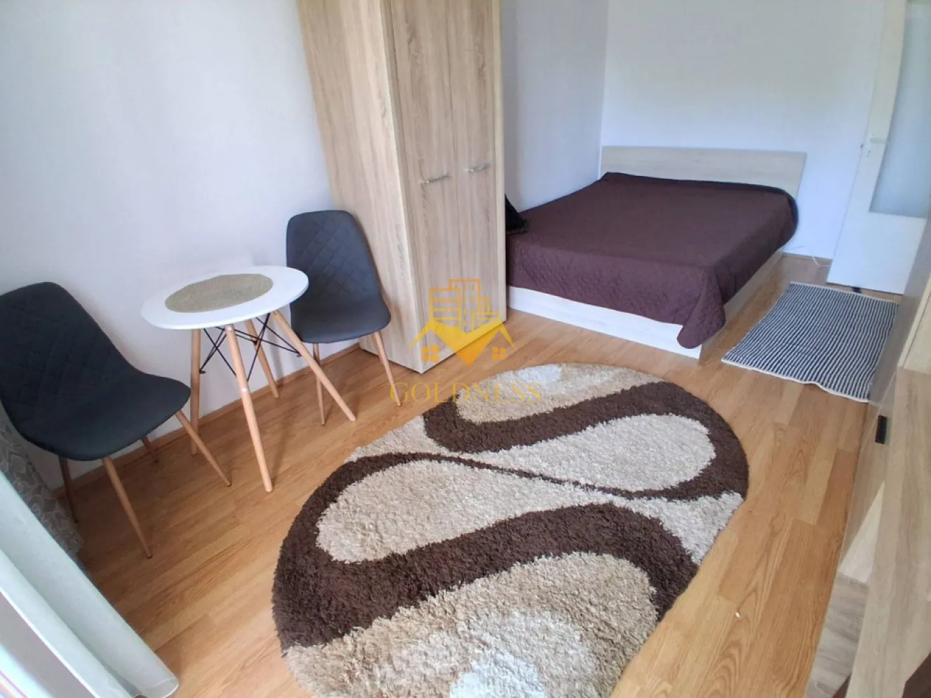 1 camera, Marasti, Centrala proprie, Aurel Vlaicu, Expo Transilvania - GOLDNESS Imobiliare vă propune spre închiriere un apartament cu 1 camere complet mobilat și utilat, la etajul 1 într-un imobil de 4 etaje, în Cartierul Marasti.
Se află în apropierea stațiilor de transport în comun, magazine, restaurante, spații verzi, farmacii, etc. 

Apartamentul este compartimentat astfel:
 - camera cu pat matrimonial, dressing, noptiere
 - bucătărie complet utilată și mobilată, loc de servit masa 
 - baie cu cada, calorifer port prosop și dulap pentru depozitare.
 - balcon 3mp.

Imobilul este dotat cu toate cele necesare- centrală proprie, frigider, aragaz, hotă, mașină de spălat haine, etc. 

Dacă sunteți interesați de acest apartament și doriți să îl vizionați, dar și pentru alte oferte nu ezitați să ne contactați telefonic sau prin e-mail. Vă stăm la dispoziție!
Pentru intermediere se percepe un comision de 50% din prețul chiriei!
