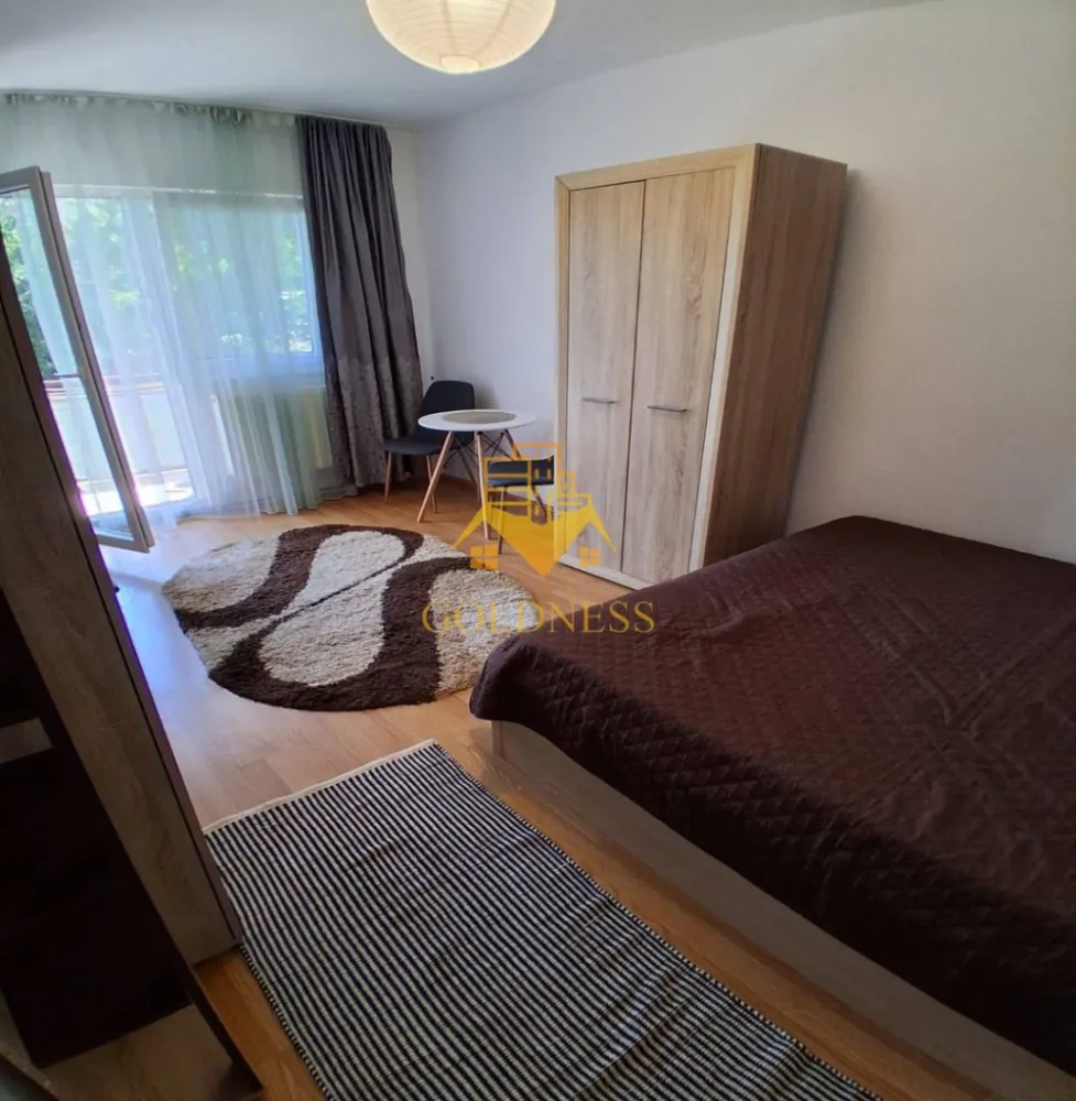 1 camera, Marasti, Centrala proprie, Aurel Vlaicu, Expo Transilvania - GOLDNESS Imobiliare vă propune spre închiriere un apartament cu 1 camere complet mobilat și utilat, la etajul 1 într-un imobil de 4 etaje, în Cartierul Marasti.
Se află în apropierea stațiilor de transport în comun, magazine, restaurante, spații verzi, farmacii, etc. 

Apartamentul este compartimentat astfel:
 - camera cu pat matrimonial, dressing, noptiere
 - bucătărie complet utilată și mobilată, loc de servit masa 
 - baie cu cada, calorifer port prosop și dulap pentru depozitare.
 - balcon 3mp.

Imobilul este dotat cu toate cele necesare- centrală proprie, frigider, aragaz, hotă, mașină de spălat haine, etc. 

Dacă sunteți interesați de acest apartament și doriți să îl vizionați, dar și pentru alte oferte nu ezitați să ne contactați telefonic sau prin e-mail. Vă stăm la dispoziție!
Pentru intermediere se percepe un comision de 50% din prețul chiriei!