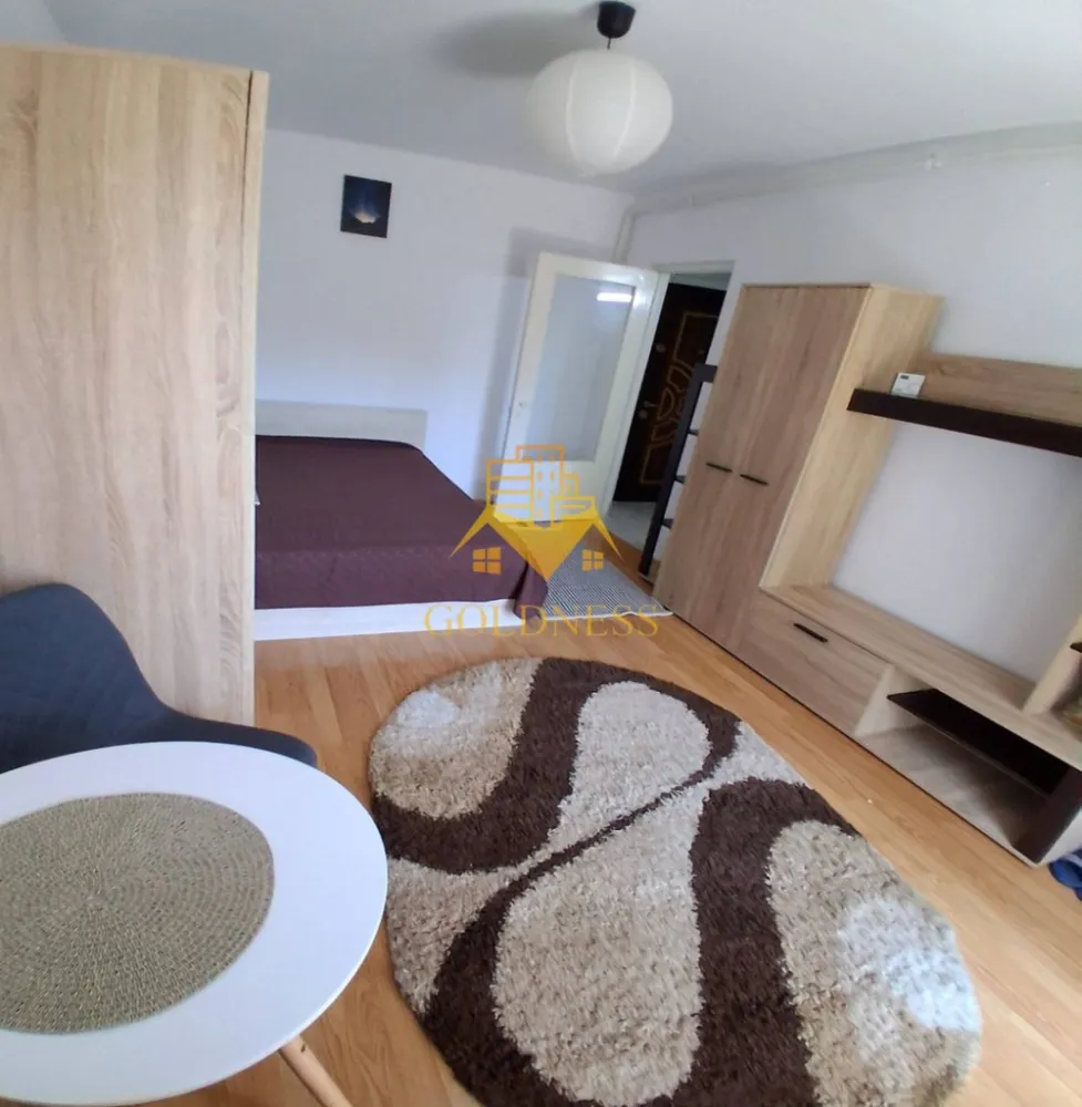 1 camera, Marasti, Centrala proprie, Aurel Vlaicu, Expo Transilvania - GOLDNESS Imobiliare vă propune spre închiriere un apartament cu 1 camere complet mobilat și utilat, la etajul 1 într-un imobil de 4 etaje, în Cartierul Marasti.
Se află în apropierea stațiilor de transport în comun, magazine, restaurante, spații verzi, farmacii, etc. 

Apartamentul este compartimentat astfel:
 - camera cu pat matrimonial, dressing, noptiere
 - bucătărie complet utilată și mobilată, loc de servit masa 
 - baie cu cada, calorifer port prosop și dulap pentru depozitare.
 - balcon 3mp.

Imobilul este dotat cu toate cele necesare- centrală proprie, frigider, aragaz, hotă, mașină de spălat haine, etc. 

Dacă sunteți interesați de acest apartament și doriți să îl vizionați, dar și pentru alte oferte nu ezitați să ne contactați telefonic sau prin e-mail. Vă stăm la dispoziție!
Pentru intermediere se percepe un comision de 50% din prețul chiriei!