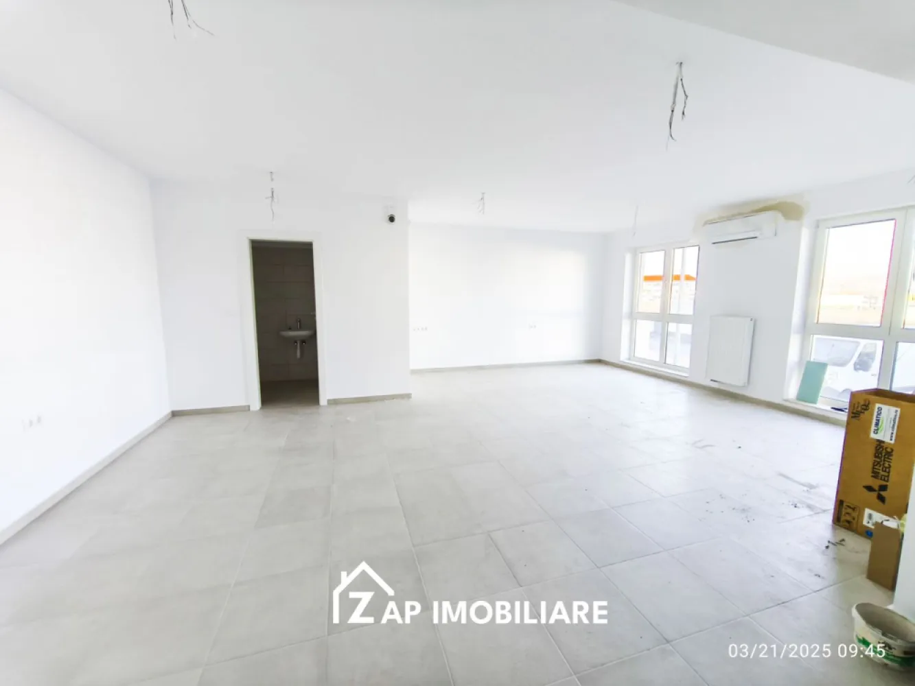 Maurer - Spatiu comercial - Parter - 91 mp, 2 toalete si balcon - Mentionati ID-ul proprietatii cand apelati: CP2460979
Contact ⓪⑦②⑥ ②②③ ⑧⑧⑥ Sebastian

Zap Imobiliare vă propune spre închiriere un spațiu comercial generos, cu o suprafață de 91 mp, situat la parterul unui imobil din cartierul Maurer, Târgu Mureș. Proprietatea dispune de o compartimentare de tip open space și are destinația oficială de spațiu comercial în Cartea Funciară , fiind ideală pentru o gamă largă de activități comerciale sau profesionale într-o zonă în plină dezvoltare.

-- Suprafață: 91 mp
-- Compartimentare: Open space, 2 toalete, 1 balcon
-- Dotări și facilități: Aer condiționat, centrală termică proprie, calorifere, geamuri termopan, ușă metalică și o boxă utilă situată sub spațiu pentru depozitare suplimentară.

Datorită poziționării și compartimentării flexibile, spațiul este pretabil pentru farmacie, cabinet medical, stomatologie, birou de firmă, salon sau alte activități similare.

Preț închiriere: 1200 Euro / lună + 1 lună garanție , nu se adauga TVA , spatiul este detinut de persoana fizica 
Comisionul perceput este de 50% din valoarea primei chirii și se plătește o singură dată.

Acest anunț nu corespunde cerințelor tale? Sună la numărul afișat în anunț și unul dintre agenții noștri te va ajuta cu alte oferte personalizate în funcție de cerințele tale.

Contact ⓪⑦②⑥ ②②③ ⑧⑧⑥ Sebastian