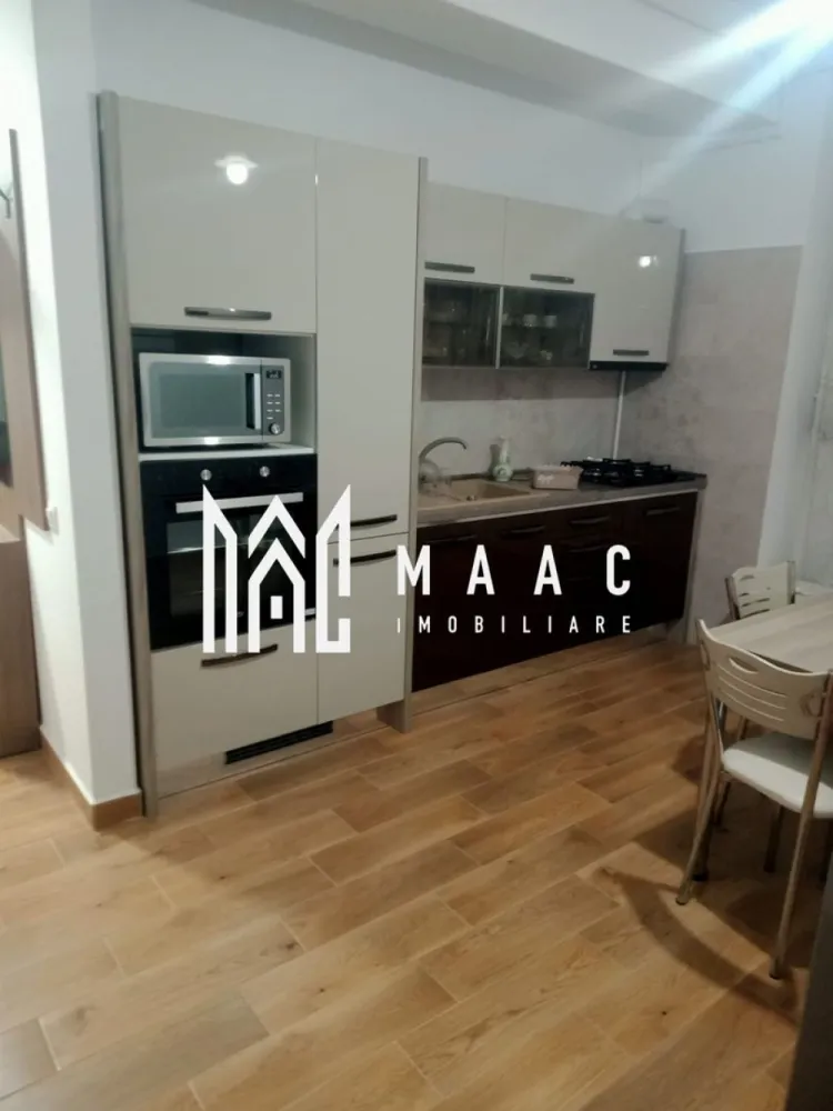 Apartament 2 camere | Etaj 1 | 2 Balcoane | Doamna Sntaca - MAAC Imobiliare vă prezintă spre închiriere un apartament cu 2 camere, decomandat, situat la etajul 1 al unui imobil nou, în zona Doamna Stanca. Caracteristici: Suprafață utilă: 60 mp. Etaj: 1 din 8, imobil dotat cu lift. An construcție: 2016. Apartament luminos, bine întreținut, ideal pentru locuire imediată. Compartimentare: Hol de acces. Living cu ieșire pe balcon. Bucătărie separată, complet funcțională. Dormitor cu acces la al doilea balcon. Baie dotată cu cadă și geam pentru aerisire naturală. Dotări și confort: Sistem de încălzire în pardoseală. Termeni si conditii: Se achita o luna de garantie in avans. Avantaje locație În apropiere se regăsesc magazine, restaurante, farmacii și alte servicii esențiale. Acces facil la mijloace de transport și principalele artere ale orașului. Pentru mai multe detalii precizati telefonic ca ati vazut anuntul cu ID: CP2932376 }}