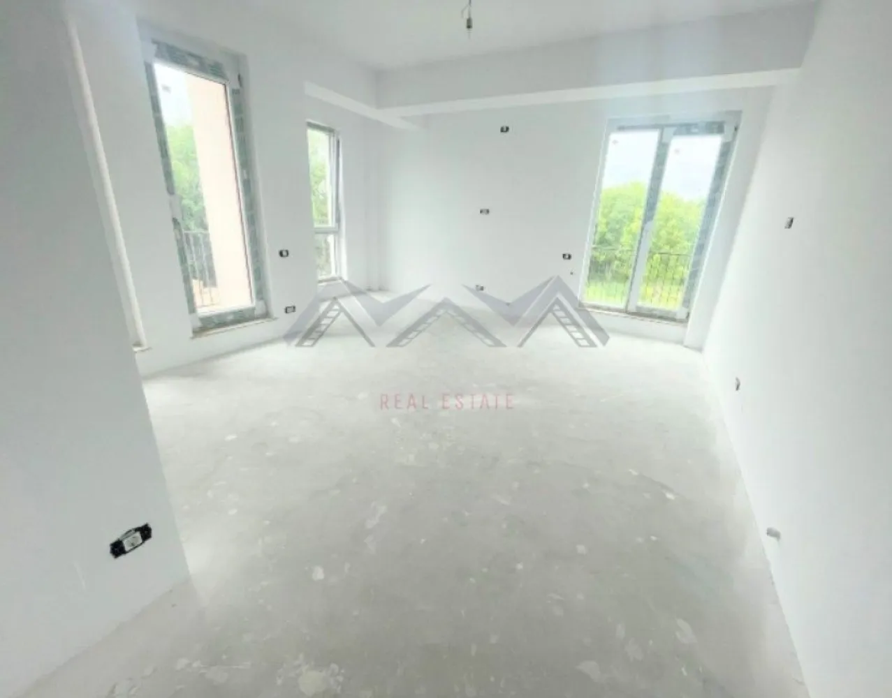 Apartament 2 camere Otopeni central, finisaje la alegere, de la dezvoltator - Dacă îți dorești o locuință modernă, luminoasă și bine compartimentată, amplasată într-o zonă excelentă, acesta este apartamentul perfect pentru tine! Sună acum și programează o vizionare – merită văzut, ultimul disponibil! Situat chiar în centrul orașului Otopeni, la nici 10 minute de mers pe jos de DN1, acest apartament oferă acces facil către București, Aeroportul Otopeni, Centură și Autostrada A3, dar și proximitate față de toate facilitățile de zi cu zi: magazine, restaurante, piață, farmacii, școală, grădinițe, parcuri și viitoarea stație de metrou. Apartamentul se află într-un imobil nou, cu structură solidă din beton armat și pereți din cărămidă (atât interiori, cât și exteriori), oferind o izolare termică și fonică excelentă. Compartimentarea este eficientă, gândită pentru confort și funcționalitate: - Living generos cu bucătărie open-space – spațiu luminos, perfect pentru relaxare sau pentru momente petrecute în familie; - Dormitor confortabil, prevăzut cu zonă de dressing; - Baie complet utilată, cu finisaje moderne; - Două balcoane spațioase pe zona de zi, ideale pentru a te bucura de lumină naturală și aer curat. Apartamentul se predă racordat la toate utilitățile publice, cu centrală termică proprie și "la cheie": tu îți poți alege finisajele interioare în funcție de stilul tău (gresie, faianță, parchet, uși interioare și obiecte sanitare) – toate incluse în preț!!! Avantaje cheie - în afară de locație și calitatea execuției: - Fără comision – achiziție direct de la dezvoltator; - Preț extrem de competitiv pentru zonă și calitatea oferită Această proprietate reprezintă și o oportunitate excelentă de investiție, datorită poziționării sale centrale în Otopeni. Locația permite un randament foarte bun, indiferent dacă vrei să o închiriezi pe termen scurt (regim hotelier), mediu sau lung. Compartimentarea eficientă și spațiile luminoase fac apartamentul atractiv pentru orice tip de chiriaș, iar cererea în zonă este constantă. Programează acum o vizionare și descoperă acest apartament! Beneficiezi GRATUIT de consultanță financiară și asistență juridică completă, prin partenerii noștri, pe tot parcursul procesului de achiziție. }}