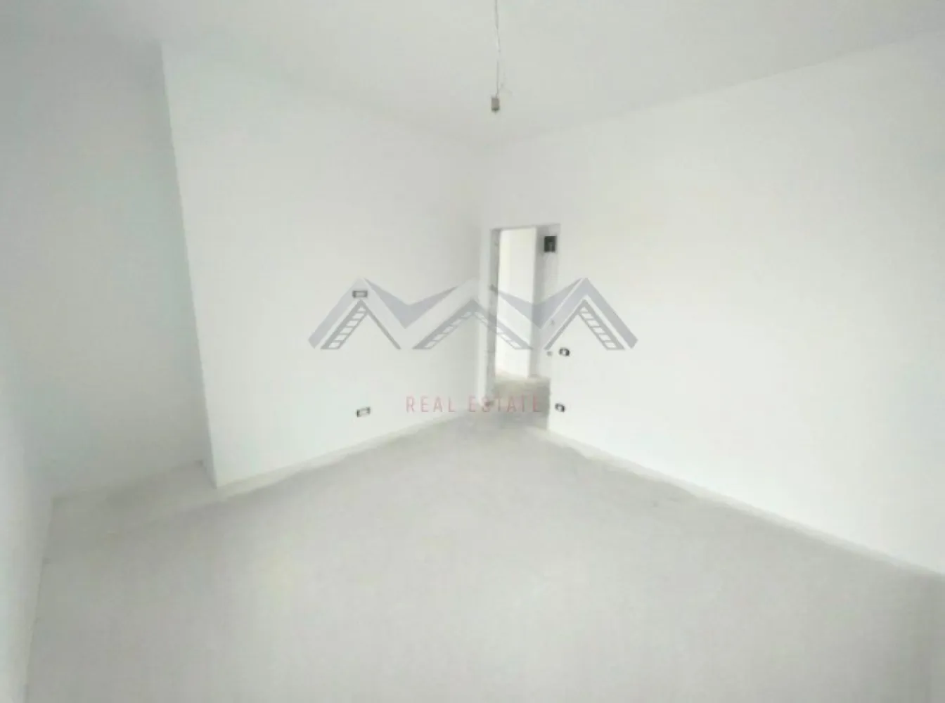 Apartament 2 camere Otopeni central, finisaje la alegere, de la dezvoltator - Dacă îți dorești o locuință modernă, luminoasă și bine compartimentată, amplasată într-o zonă excelentă, acesta este apartamentul perfect pentru tine! Sună acum și programează o vizionare – merită văzut, ultimul disponibil! Situat chiar în centrul orașului Otopeni, la nici 10 minute de mers pe jos de DN1, acest apartament oferă acces facil către București, Aeroportul Otopeni, Centură și Autostrada A3, dar și proximitate față de toate facilitățile de zi cu zi: magazine, restaurante, piață, farmacii, școală, grădinițe, parcuri și viitoarea stație de metrou. Apartamentul se află într-un imobil nou, cu structură solidă din beton armat și pereți din cărămidă (atât interiori, cât și exteriori), oferind o izolare termică și fonică excelentă. Compartimentarea este eficientă, gândită pentru confort și funcționalitate: - Living generos cu bucătărie open-space – spațiu luminos, perfect pentru relaxare sau pentru momente petrecute în familie; - Dormitor confortabil, prevăzut cu zonă de dressing; - Baie complet utilată, cu finisaje moderne; - Două balcoane spațioase pe zona de zi, ideale pentru a te bucura de lumină naturală și aer curat. Apartamentul se predă racordat la toate utilitățile publice, cu centrală termică proprie și "la cheie": tu îți poți alege finisajele interioare în funcție de stilul tău (gresie, faianță, parchet, uși interioare și obiecte sanitare) – toate incluse în preț!!! Avantaje cheie - în afară de locație și calitatea execuției: - Fără comision – achiziție direct de la dezvoltator; - Preț extrem de competitiv pentru zonă și calitatea oferită Această proprietate reprezintă și o oportunitate excelentă de investiție, datorită poziționării sale centrale în Otopeni. Locația permite un randament foarte bun, indiferent dacă vrei să o închiriezi pe termen scurt (regim hotelier), mediu sau lung. Compartimentarea eficientă și spațiile luminoase fac apartamentul atractiv pentru orice tip de chiriaș, iar cererea în zonă este constantă. Programează acum o vizionare și descoperă acest apartament! Beneficiezi GRATUIT de consultanță financiară și asistență juridică completă, prin partenerii noștri, pe tot parcursul procesului de achiziție. }}