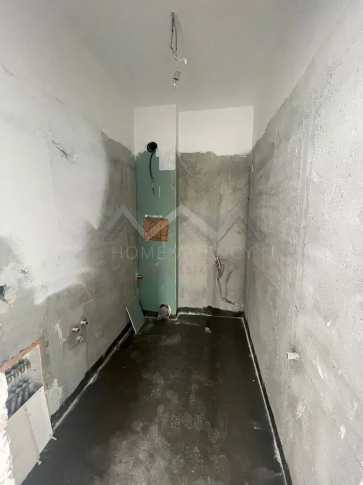 Apartament 2 camere Otopeni central, finisaje la alegere, de la dezvoltator - Dacă îți dorești o locuință modernă, luminoasă și bine compartimentată, amplasată într-o zonă excelentă, acesta este apartamentul perfect pentru tine! Sună acum și programează o vizionare – merită văzut, ultimul disponibil! Situat chiar în centrul orașului Otopeni, la nici 10 minute de mers pe jos de DN1, acest apartament oferă acces facil către București, Aeroportul Otopeni, Centură și Autostrada A3, dar și proximitate față de toate facilitățile de zi cu zi: magazine, restaurante, piață, farmacii, școală, grădinițe, parcuri și viitoarea stație de metrou. Apartamentul se află într-un imobil nou, cu structură solidă din beton armat și pereți din cărămidă (atât interiori, cât și exteriori), oferind o izolare termică și fonică excelentă. Compartimentarea este eficientă, gândită pentru confort și funcționalitate: - Living generos cu bucătărie open-space – spațiu luminos, perfect pentru relaxare sau pentru momente petrecute în familie; - Dormitor confortabil, prevăzut cu zonă de dressing; - Baie complet utilată, cu finisaje moderne; - Două balcoane spațioase pe zona de zi, ideale pentru a te bucura de lumină naturală și aer curat. Apartamentul se predă racordat la toate utilitățile publice, cu centrală termică proprie și "la cheie": tu îți poți alege finisajele interioare în funcție de stilul tău (gresie, faianță, parchet, uși interioare și obiecte sanitare) – toate incluse în preț!!! Avantaje cheie - în afară de locație și calitatea execuției: - Fără comision – achiziție direct de la dezvoltator; - Preț extrem de competitiv pentru zonă și calitatea oferită Această proprietate reprezintă și o oportunitate excelentă de investiție, datorită poziționării sale centrale în Otopeni. Locația permite un randament foarte bun, indiferent dacă vrei să o închiriezi pe termen scurt (regim hotelier), mediu sau lung. Compartimentarea eficientă și spațiile luminoase fac apartamentul atractiv pentru orice tip de chiriaș, iar cererea în zonă este constantă. Programează acum o vizionare și descoperă acest apartament! Beneficiezi GRATUIT de consultanță financiară și asistență juridică completă, prin partenerii noștri, pe tot parcursul procesului de achiziție. }}