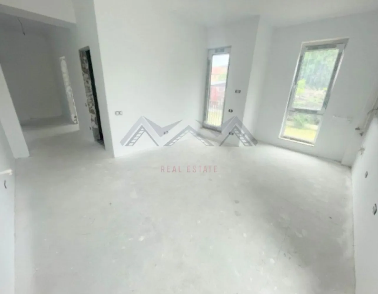 Apartament 2 camere + curte 110 mp Otopeni centru - Vă prezentam, spre vânzare, un apartament luminos și spațios cu 2 camere și curte proprie de 110 mp, situat ultracentral în Otopeni, într-o zonă liniștită, dar aproape de tot ce ai nevoie zi de zi - la nici 10 minute de mers pe jos de DN1, viitoarea stație de metrou, magazine, restaurante, piață, școală, grădiniță și parc, iar accesul către București, Centură, Autostradă și Aeroport este rapid și facil. Detalii apartament: - Suprafață utilă, orientare Nord-Vest – perfectă pentru lumină naturală pe tot parcursul zilei - Living spațios cu bucătărie open-space, cu acces direct către curtea proprie - Dormitor confortabil - Baie cu geam - Hol generos, pentru spații de depozitare - Curte proprie de 110 mp, ideală pentru relaxare, grătar, spațiu verde sau loc de joacă. Construcție și finisaje: - Bloc nou, cu structură din beton armat și pereți din cărămidă (interiori și exteriori), ce oferă o izolare termică și fonică excelentă. - Finisajele interioare sunt incluse în preț și vor fi alese de tine – faianță, gresie, parchet, uși interioare și baie complet utilată modern - Se predă racordat la toate utilitățile publice (apă, gaz, curent, canalizare) și la cheie, gata pentru mutare Avantaje cheie: - Locație excelentă – central, dar într-o zonă liniștită - Curte privată de 110 mp - Finisaje personalizabile, alese de tine - Ideal atât pentru locuire, cât și pentru investiție cu randament foarte bun - Fără comision – achiziție direct de la dezvoltator Compartimentarea practică și curtea proprie oferă flexibilitate maximă – ideal atât pentru locuință, cât și pentru amenajarea unui birou sau cabinet, în funcție de nevoi. Sună acum și programează o vizionare! Beneficiezi GRATUIT de consultanță financiară și asistență juridică completă, prin partenerii noștri, pe tot parcursul procesului de achiziție. }}