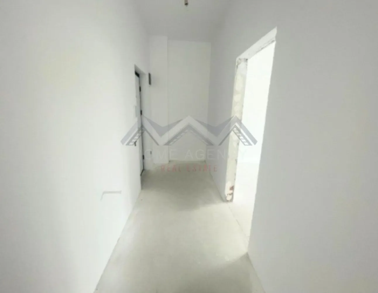 Apartament 2 camere + curte 110 mp Otopeni centru - Vă prezentam, spre vânzare, un apartament luminos și spațios cu 2 camere și curte proprie de 110 mp, situat ultracentral în Otopeni, într-o zonă liniștită, dar aproape de tot ce ai nevoie zi de zi - la nici 10 minute de mers pe jos de DN1, viitoarea stație de metrou, magazine, restaurante, piață, școală, grădiniță și parc, iar accesul către București, Centură, Autostradă și Aeroport este rapid și facil. Detalii apartament: - Suprafață utilă, orientare Nord-Vest – perfectă pentru lumină naturală pe tot parcursul zilei - Living spațios cu bucătărie open-space, cu acces direct către curtea proprie - Dormitor confortabil - Baie cu geam - Hol generos, pentru spații de depozitare - Curte proprie de 110 mp, ideală pentru relaxare, grătar, spațiu verde sau loc de joacă. Construcție și finisaje: - Bloc nou, cu structură din beton armat și pereți din cărămidă (interiori și exteriori), ce oferă o izolare termică și fonică excelentă. - Finisajele interioare sunt incluse în preț și vor fi alese de tine – faianță, gresie, parchet, uși interioare și baie complet utilată modern - Se predă racordat la toate utilitățile publice (apă, gaz, curent, canalizare) și la cheie, gata pentru mutare Avantaje cheie: - Locație excelentă – central, dar într-o zonă liniștită - Curte privată de 110 mp - Finisaje personalizabile, alese de tine - Ideal atât pentru locuire, cât și pentru investiție cu randament foarte bun - Fără comision – achiziție direct de la dezvoltator Compartimentarea practică și curtea proprie oferă flexibilitate maximă – ideal atât pentru locuință, cât și pentru amenajarea unui birou sau cabinet, în funcție de nevoi. Sună acum și programează o vizionare! Beneficiezi GRATUIT de consultanță financiară și asistență juridică completă, prin partenerii noștri, pe tot parcursul procesului de achiziție. }}