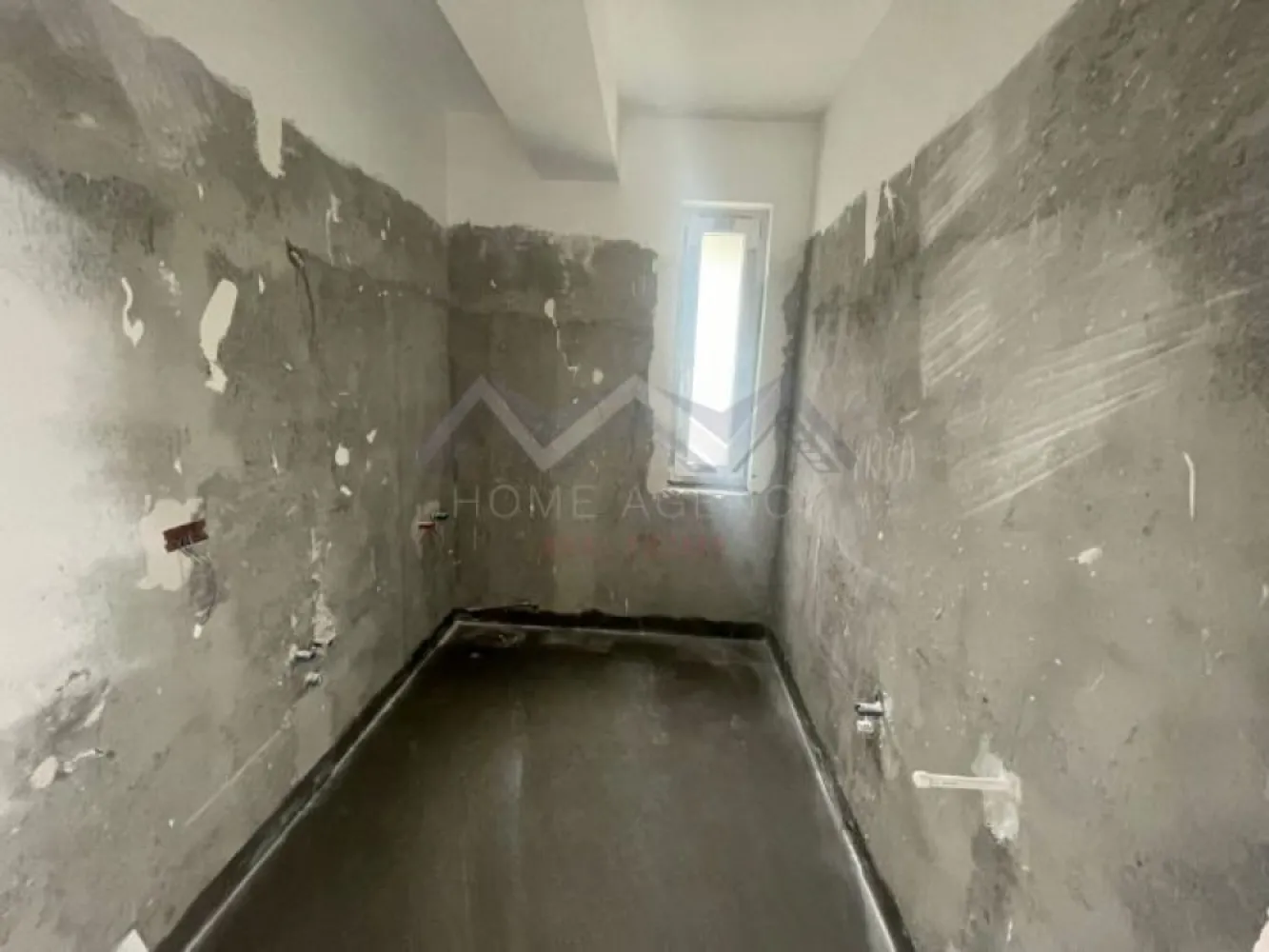 Apartament 2 camere + curte 110 mp Otopeni centru - Vă prezentam, spre vânzare, un apartament luminos și spațios cu 2 camere și curte proprie de 110 mp, situat ultracentral în Otopeni, într-o zonă liniștită, dar aproape de tot ce ai nevoie zi de zi - la nici 10 minute de mers pe jos de DN1, viitoarea stație de metrou, magazine, restaurante, piață, școală, grădiniță și parc, iar accesul către București, Centură, Autostradă și Aeroport este rapid și facil. Detalii apartament: - Suprafață utilă, orientare Nord-Vest – perfectă pentru lumină naturală pe tot parcursul zilei - Living spațios cu bucătărie open-space, cu acces direct către curtea proprie - Dormitor confortabil - Baie cu geam - Hol generos, pentru spații de depozitare - Curte proprie de 110 mp, ideală pentru relaxare, grătar, spațiu verde sau loc de joacă. Construcție și finisaje: - Bloc nou, cu structură din beton armat și pereți din cărămidă (interiori și exteriori), ce oferă o izolare termică și fonică excelentă. - Finisajele interioare sunt incluse în preț și vor fi alese de tine – faianță, gresie, parchet, uși interioare și baie complet utilată modern - Se predă racordat la toate utilitățile publice (apă, gaz, curent, canalizare) și la cheie, gata pentru mutare Avantaje cheie: - Locație excelentă – central, dar într-o zonă liniștită - Curte privată de 110 mp - Finisaje personalizabile, alese de tine - Ideal atât pentru locuire, cât și pentru investiție cu randament foarte bun - Fără comision – achiziție direct de la dezvoltator Compartimentarea practică și curtea proprie oferă flexibilitate maximă – ideal atât pentru locuință, cât și pentru amenajarea unui birou sau cabinet, în funcție de nevoi. Sună acum și programează o vizionare! Beneficiezi GRATUIT de consultanță financiară și asistență juridică completă, prin partenerii noștri, pe tot parcursul procesului de achiziție. }}