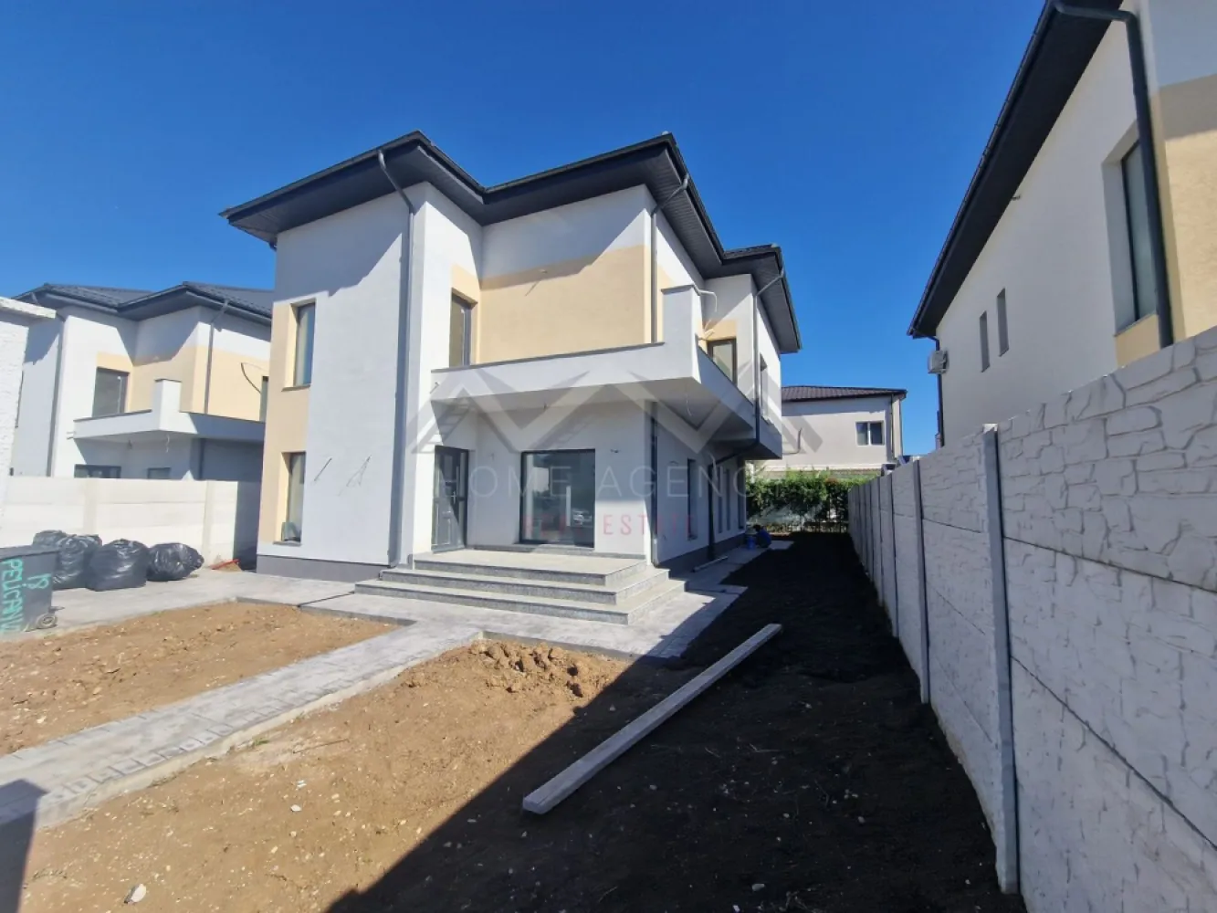 Casă individuală P+1+M | COMISION 0 | Otopeni - Vă invităm să descoperiți o proprietate deosebită, spre vânzare, care reprezintă atât o locuință perfectă pentru mutare, cât și o oportunitate excelentă de investiție. Este vorba despre o casă individuală, P+1+M, situată într-o zonă cu acces facil către toate punctele importante din zona de Nord a Capitalei. Locația este foarte avantajoasă, imobilul aflându-se la câteva minute de mers pe jos de magazine precum La Doi Pași și dm sau cu mașina (Mega Image non-stop, Lidl, Penny), dar și în apropierea viitorului centru comercial TM Shops, având stație de autobuz chiar la capătul străzii. În apropiere găsim numeroase restaurante, cafenele, școli și grădinițe, ceea ce face zona ideală pentru familii. De asemenea, accesul la principalele artere – DN1, Pipera, Aeroportul Henri Coandă și Centura este foarte rapid, asigurând o mobilitate excelentă. Casa este foarte spațioasă și beneficiază de o compartimentare foarte bine gândită, care maximizează atât confortul, cât și funcționalitatea fiecărui spațiu. La parter, livingul generos oferă un cadru primitor pentru relaxare sau întâlniri cu familia și prietenii, având acces direct către grădină. Bucătăria este închisă, dar poate fi reconfigurată cu ușurință: poate rămâne așa cum este sau se poate integra în living, transformând camera de la parter într-un dormitor suplimentar. și foarte practic. Tot aici găsim o baie și un spațiu inteligent de depozitare sub scară, ideal pentru obiecte de uz zilnic sau pentru organizarea eficientă a casei. La etaj, dormitorul matrimonial este generos și beneficiază de baie proprie și un dressing, perfect pentru depozitarea tuturor articolelor vestimentare și accesoriilor. Celelalte două dormitoare sunt, de asemenea, spațioase și luminoase, deservite de o baie comună, precum și de un spațiu suplimentar, foarte practic, dedicat mașinii de spălat și depozitării. De asemenea, de la etaj se face accesul spre mansardă, care oferă încă 80 mp utili, deschizând multiple posibilități de utilizare: birou, hobby room sau spațiu suplimentar pentru depozitare. Întreaga casă beneficiază de numeroase spații de depozitare inteligente, dormitoare generoase și o compartimentare care permite o organizare optimă a locuinței. Imobilul este racordat la toate utilitățile publice și dispune de centrală proprie, cu sistem modern de încălzire prin pardoseală, asigurând confort termic optim în întreaga locuință. Prețul afișat este pentru varianta "la alb", casa se poate vinde și "la gata" (preț diferit). Programează-te acum pentru o vizionare! }}