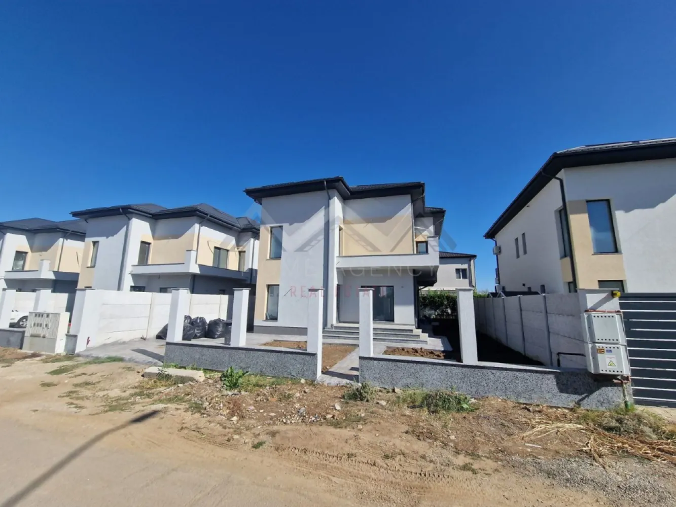 Casă individuală P+1+M | COMISION 0 | Otopeni - Vă invităm să descoperiți o proprietate deosebită, spre vânzare, care reprezintă atât o locuință perfectă pentru mutare, cât și o oportunitate excelentă de investiție. Este vorba despre o casă individuală, P+1+M, situată într-o zonă cu acces facil către toate punctele importante din zona de Nord a Capitalei. Locația este foarte avantajoasă, imobilul aflându-se la câteva minute de mers pe jos de magazine precum La Doi Pași și dm sau cu mașina (Mega Image non-stop, Lidl, Penny), dar și în apropierea viitorului centru comercial TM Shops, având stație de autobuz chiar la capătul străzii. În apropiere găsim numeroase restaurante, cafenele, școli și grădinițe, ceea ce face zona ideală pentru familii. De asemenea, accesul la principalele artere – DN1, Pipera, Aeroportul Henri Coandă și Centura este foarte rapid, asigurând o mobilitate excelentă. Casa este foarte spațioasă și beneficiază de o compartimentare foarte bine gândită, care maximizează atât confortul, cât și funcționalitatea fiecărui spațiu. La parter, livingul generos oferă un cadru primitor pentru relaxare sau întâlniri cu familia și prietenii, având acces direct către grădină. Bucătăria este închisă, dar poate fi reconfigurată cu ușurință: poate rămâne așa cum este sau se poate integra în living, transformând camera de la parter într-un dormitor suplimentar. și foarte practic. Tot aici găsim o baie și un spațiu inteligent de depozitare sub scară, ideal pentru obiecte de uz zilnic sau pentru organizarea eficientă a casei. La etaj, dormitorul matrimonial este generos și beneficiază de baie proprie și un dressing, perfect pentru depozitarea tuturor articolelor vestimentare și accesoriilor. Celelalte două dormitoare sunt, de asemenea, spațioase și luminoase, deservite de o baie comună, precum și de un spațiu suplimentar, foarte practic, dedicat mașinii de spălat și depozitării. De asemenea, de la etaj se face accesul spre mansardă, care oferă încă 80 mp utili, deschizând multiple posibilități de utilizare: birou, hobby room sau spațiu suplimentar pentru depozitare. Întreaga casă beneficiază de numeroase spații de depozitare inteligente, dormitoare generoase și o compartimentare care permite o organizare optimă a locuinței. Imobilul este racordat la toate utilitățile publice și dispune de centrală proprie, cu sistem modern de încălzire prin pardoseală, asigurând confort termic optim în întreaga locuință. Prețul afișat este pentru varianta "la alb", casa se poate vinde și "la gata" (preț diferit). Programează-te acum pentru o vizionare! }}