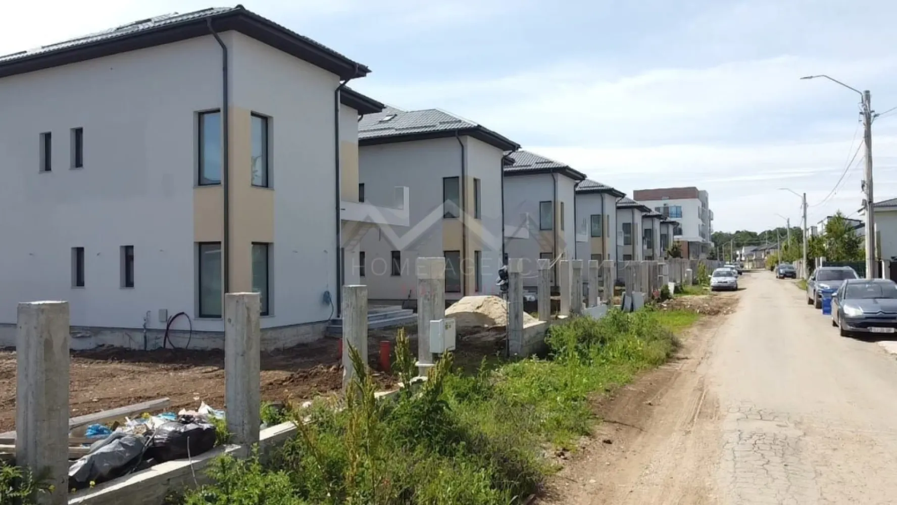 Casă individuală P+1+M | COMISION 0 | Otopeni - Vă invităm să descoperiți o proprietate deosebită, spre vânzare, care reprezintă atât o locuință perfectă pentru mutare, cât și o oportunitate excelentă de investiție. Este vorba despre o casă individuală, P+1+M, situată într-o zonă cu acces facil către toate punctele importante din zona de Nord a Capitalei. Locația este foarte avantajoasă, imobilul aflându-se la câteva minute de mers pe jos de magazine precum La Doi Pași și dm sau cu mașina (Mega Image non-stop, Lidl, Penny), dar și în apropierea viitorului centru comercial TM Shops, având stație de autobuz chiar la capătul străzii. În apropiere găsim numeroase restaurante, cafenele, școli și grădinițe, ceea ce face zona ideală pentru familii. De asemenea, accesul la principalele artere – DN1, Pipera, Aeroportul Henri Coandă și Centura este foarte rapid, asigurând o mobilitate excelentă. Casa este foarte spațioasă și beneficiază de o compartimentare foarte bine gândită, care maximizează atât confortul, cât și funcționalitatea fiecărui spațiu. La parter, livingul generos oferă un cadru primitor pentru relaxare sau întâlniri cu familia și prietenii, având acces direct către grădină. Bucătăria este închisă, dar poate fi reconfigurată cu ușurință: poate rămâne așa cum este sau se poate integra în living, transformând camera de la parter într-un dormitor suplimentar. și foarte practic. Tot aici găsim o baie și un spațiu inteligent de depozitare sub scară, ideal pentru obiecte de uz zilnic sau pentru organizarea eficientă a casei. La etaj, dormitorul matrimonial este generos și beneficiază de baie proprie și un dressing, perfect pentru depozitarea tuturor articolelor vestimentare și accesoriilor. Celelalte două dormitoare sunt, de asemenea, spațioase și luminoase, deservite de o baie comună, precum și de un spațiu suplimentar, foarte practic, dedicat mașinii de spălat și depozitării. De asemenea, de la etaj se face accesul spre mansardă, care oferă încă 80 mp utili, deschizând multiple posibilități de utilizare: birou, hobby room sau spațiu suplimentar pentru depozitare. Întreaga casă beneficiază de numeroase spații de depozitare inteligente, dormitoare generoase și o compartimentare care permite o organizare optimă a locuinței. Imobilul este racordat la toate utilitățile publice și dispune de centrală proprie, cu sistem modern de încălzire prin pardoseală, asigurând confort termic optim în întreaga locuință. Prețul afișat este pentru varianta "la alb", casa se poate vinde și "la gata" (preț diferit). Programează-te acum pentru o vizionare! }}