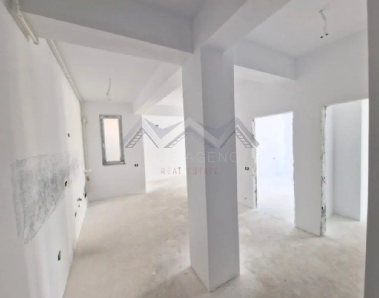 Apartament 3 camere Otopeni ultracentral – de la dezvoltator - Vă propunem, spre vânzare, un apartament cu 3 camere, parte dintr-un ansamblu rezidențial nou, situat în centrul orașului Otopeni, într-o zonă liniștită, dar aproape de tot ce ai nevoie zi de zi. Localizare excelentă: - La doar 10 minute de mers pe jos de centru, Primărie, piață, restaurante, farmacii, bănci și magazine, cu acces rapid către DN1, Centura București, Aeroportul Henri Coandă și Autostradă. - Pe stradă se află și Linia Albastră – transport direct către Aeroport / București. Detalii apartament: - Living generos, ideal pentru relaxare și timp petrecut în familie - Două dormitoare confortabile și luminoase, din care unul matrimonial - Bucătărie open-space (poate fi închisă, cu geam) - Două băi complet utilate - Hol spațios - Mai multe opțiuni disponibile, aceeași compartimentare (minim 71.85 mp utili - maxim 78.38 mp utili + balcon, preț diferit) Imobilul este construit pe structură de beton armat, cu pereți din cărămidă (interiori și exteriori), asigurând izolare termică și fonică de calitate. Apartamentul se predă la cheie, iar finisajele interioare sunt incluse în preț și pot fi alese de cumpărător: gresie, faianță, parchet, uși interioare și băi moderne complet echipate. Dotări standard: - Centrală termică proprie - Ușă metalică la intrare - Tâmplărie PVC cu geamuri termopan Salamander - Contorizare individuală pentru gaze, apă și curent - Racord complet la toate utilitățile publice – apă, gaz, electricitate, canalizare Avantaje: - Locație ultracentrală, aproape de toate facilitățile - Construcție solidă, finisaje moderne - Finisaje personalizabile, după gustul tău - Achiziție direct de la dezvoltator – fără comision - Ideal pentru locuire sau investiție cu randament foarte bun 📞 Sună acum și programează o vizionare! Beneficiezi GRATUIT de consultanță financiară și asistență juridică completă, pe tot parcursul achiziției. *Prețul afișat nu include TVA. }}