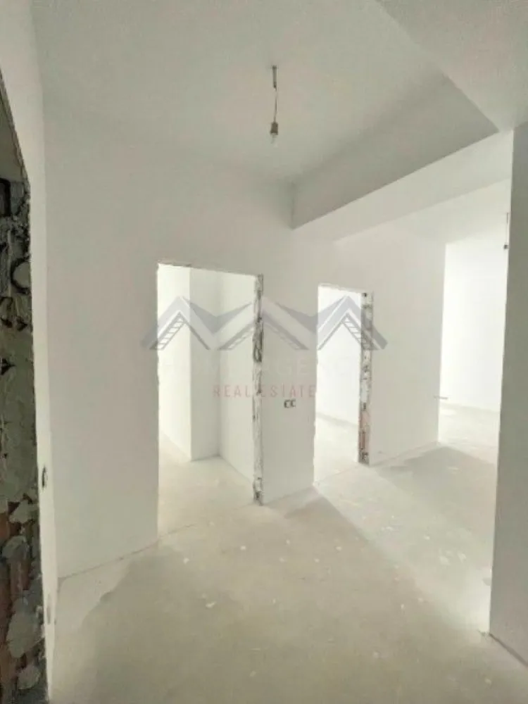 Apartament 3 camere Otopeni ultracentral – de la dezvoltator - Vă propunem, spre vânzare, un apartament cu 3 camere, parte dintr-un ansamblu rezidențial nou, situat în centrul orașului Otopeni, într-o zonă liniștită, dar aproape de tot ce ai nevoie zi de zi. Localizare excelentă: - La doar 10 minute de mers pe jos de centru, Primărie, piață, restaurante, farmacii, bănci și magazine, cu acces rapid către DN1, Centura București, Aeroportul Henri Coandă și Autostradă. - Pe stradă se află și Linia Albastră – transport direct către Aeroport / București. Detalii apartament: - Living generos, ideal pentru relaxare și timp petrecut în familie - Două dormitoare confortabile și luminoase, din care unul matrimonial - Bucătărie open-space (poate fi închisă, cu geam) - Două băi complet utilate - Hol spațios - Mai multe opțiuni disponibile, aceeași compartimentare (minim 71.85 mp utili - maxim 78.38 mp utili + balcon, preț diferit) Imobilul este construit pe structură de beton armat, cu pereți din cărămidă (interiori și exteriori), asigurând izolare termică și fonică de calitate. Apartamentul se predă la cheie, iar finisajele interioare sunt incluse în preț și pot fi alese de cumpărător: gresie, faianță, parchet, uși interioare și băi moderne complet echipate. Dotări standard: - Centrală termică proprie - Ușă metalică la intrare - Tâmplărie PVC cu geamuri termopan Salamander - Contorizare individuală pentru gaze, apă și curent - Racord complet la toate utilitățile publice – apă, gaz, electricitate, canalizare Avantaje: - Locație ultracentrală, aproape de toate facilitățile - Construcție solidă, finisaje moderne - Finisaje personalizabile, după gustul tău - Achiziție direct de la dezvoltator – fără comision - Ideal pentru locuire sau investiție cu randament foarte bun 📞 Sună acum și programează o vizionare! Beneficiezi GRATUIT de consultanță financiară și asistență juridică completă, pe tot parcursul achiziției. *Prețul afișat nu include TVA. }}