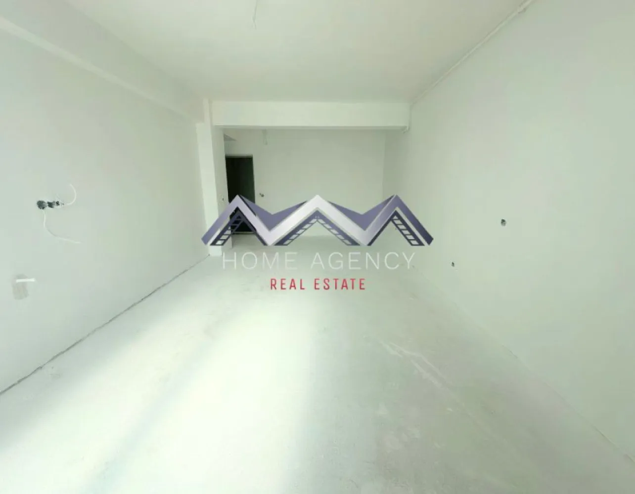 Apartament nou de vânzare Otopeni – 2 camere, 48 mp, balcon, parcare inclusă - Descoperă un apartament cu 2 camere foarte spațios, situat într-un ansamblu rezidențial nou din Otopeni — ideal pentru locuit, cu acces rapid către București și facilități moderne incluse. Compartimentarea este foarte funcțională: zonă de zi open-space, hol compact dar eficient, plus acces la balcon din ambele camere – atât din living, cât și din dormitor. Apartamentele se predau la cheie, cu finisaje moderne, baie complet echipată (gresie, faianță, obiecte sanitare) și centrală termică proprie. Poți alege poziționarea care se potrivește cel mai bine stilului tău de viață. Avantaje cheie: - Apartamente foarte spațioase și ușor de amenajat - Finisaje complete, baie utilată, centrală proprie – predare la cheie, racordate la toate utilitățile publice - Comision 0% – achiziție direct de la dezvoltator - 1 loc de parcare inclus - Poziționare excelentă în Otopeni, cu acces rapid la DN1, Aeroportul Henri Coandă, centre comerciale și mijloace de transport Prețul afișat nu include TVA. 📞 Contactează-ne pentru planurile detaliate ale celor două variante, pentru a programa o vizită pe șantier sau pentru consultanță personalizată. Suntem aici să te ajutăm să alegi locuința care ți se potrivește perfect! }}