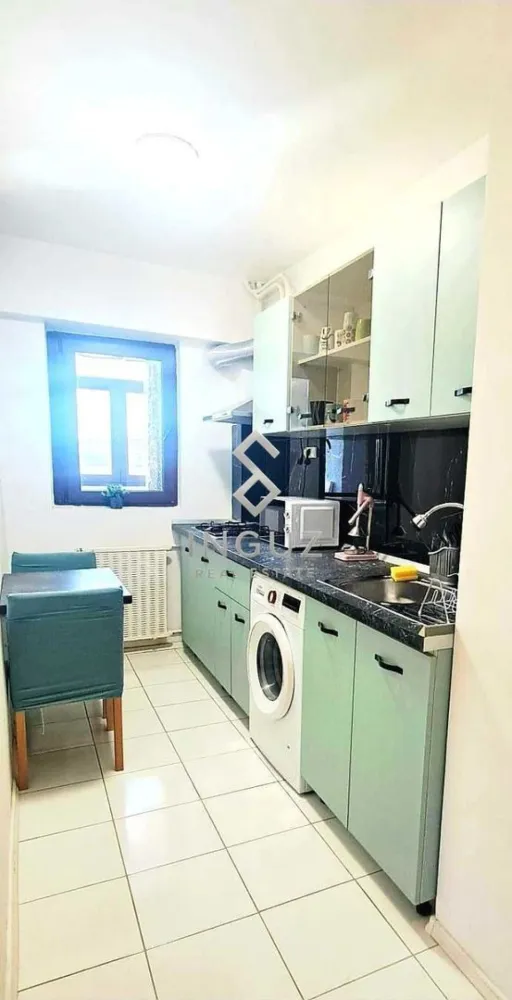 GARSONIERĂ DE ÎNCHIRIAT | DOAMNA GHICA | 33 MP | COMPLET MOBILATĂ ȘI U - GARSONIERĂ DE ÎNCHIRIAT | DOAMNA GHICA | 33 MP | COMPLET MOBILATĂ ȘI UTILATĂ

Preț: 350 €/lună
Garanție: 350 €
Comision agenție: 50% din prima lună de chirie

Se oferă spre închiriere o garsonieră decomandată, cu o suprafață utilă de 33 mp, situată în zona Doamna Ghica, pe Aleea Sinaia, la etajul 5 al unui bloc curat și liniștit.

Locuința este recent renovată, complet mobilată și utilată, fiind pregătită pentru mutare imediată.

Compartimentare:

Cameră spațioasă
Bucătărie separată
Baie
Balcon tip logie

Dotări:

Aer condiționat
Plită
Hotă
Cuptor cu microunde
Frigider
Mașină de spălat
TV
Aspirator
Mobilier complet

Locație și acces:

4–5 minute până la stația tramvaiului 21
Aproximativ 6 minute până la stația de metrou Bucur Obor
Acces rapid către Universitate și Piața Unirii
În apropiere de Parcul și Lacul Plumbuita
Multiple mijloace de transport în comun: tramvai, troleibuz și autobuze
În vecinătate se află Penny, Mega Image, Kaufland, Lidl, Carrefour, Dedeman, Hornbach, Veranda Mall și Mega Mall

Condiții de închiriere:

Chirie: 350 €/lună
Garanție: 350 €
Disponibilă imediat
Se caută un chiriaș responsabil și de lungă durată

Pentru mai multe informații sau pentru programarea unei vizionări, vă rugăm să ne contactați:

Inguz Real Estate
📞 +40 774 017 567
✉️ info.inguzrealestate.com