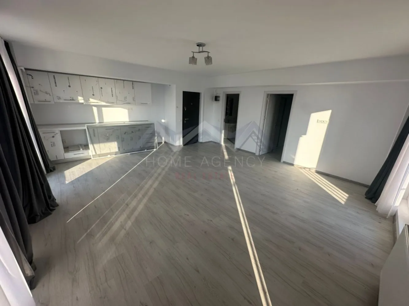 Apartament 3 camere + terasă 50 mp | Otopeni | TVA și parcare incluse - Dacă visezi la un apartament de 3 camere luminos, cu terasă mare și bine amplasat, tocmai l-ai găsit! Acest apartament cu 3 camere, situat într-o zonă accesibilă și bine conectată la toate punctele de interes din Otopeni, este pregătit să devină noua ta casă. Cu o terasă impresionantă de 50 mp utili, acest spațiu oferă combinația ideală între confort și funcționalitate. Living-ul unit cu bucătăria open space și zona de luat masa creează o atmosferă intimă și primitoare, ideală atât pentru relaxare, cât și pentru momentele petrecute cu cei dragi. Ferestrele mari lasă lumina naturală să pătrundă din plin, iar orientarea Sud-Vest îți asigură lumină pe tot parcursul zilei. În plus, terasa spațioasă devine un loc perfect pentru seri relaxante, dimineți liniștite sau întâlniri cu prietenii, fiind un adevărat colț de liniște în mijlocul orașului. Apartamentul dispune de 2 dormitoare, dintre care unul matrimonial cu baie proprie, oferind intimitate și confort. Al doilea dormitor este ideal pentru copii, oaspeți, birou sau dressing. În plus, există o baie suplimentară, astfel încât tot spațiul să fie funcțional și practic pentru întreaga familie. Avantaje suplimentare: - Comision 0% – achiziție direct de la dezvoltator - 1 loc de parcare inclus - Prețul afișat include TVA. Dacă îți dorești un apartament primitor, spațios și bine poziționat, acesta este alegerea perfectă. Fiecare detaliu este gândit pentru confortul tău, iar zona accesibilă îți permite să ajungi rapid la toate punctele de interes. Contactează-mă pentru mai multe detalii sau pentru a programa o vizionare și fă primul pas către casa visurilor tale! *Imaginile prezentate au caracter orientativ. }}