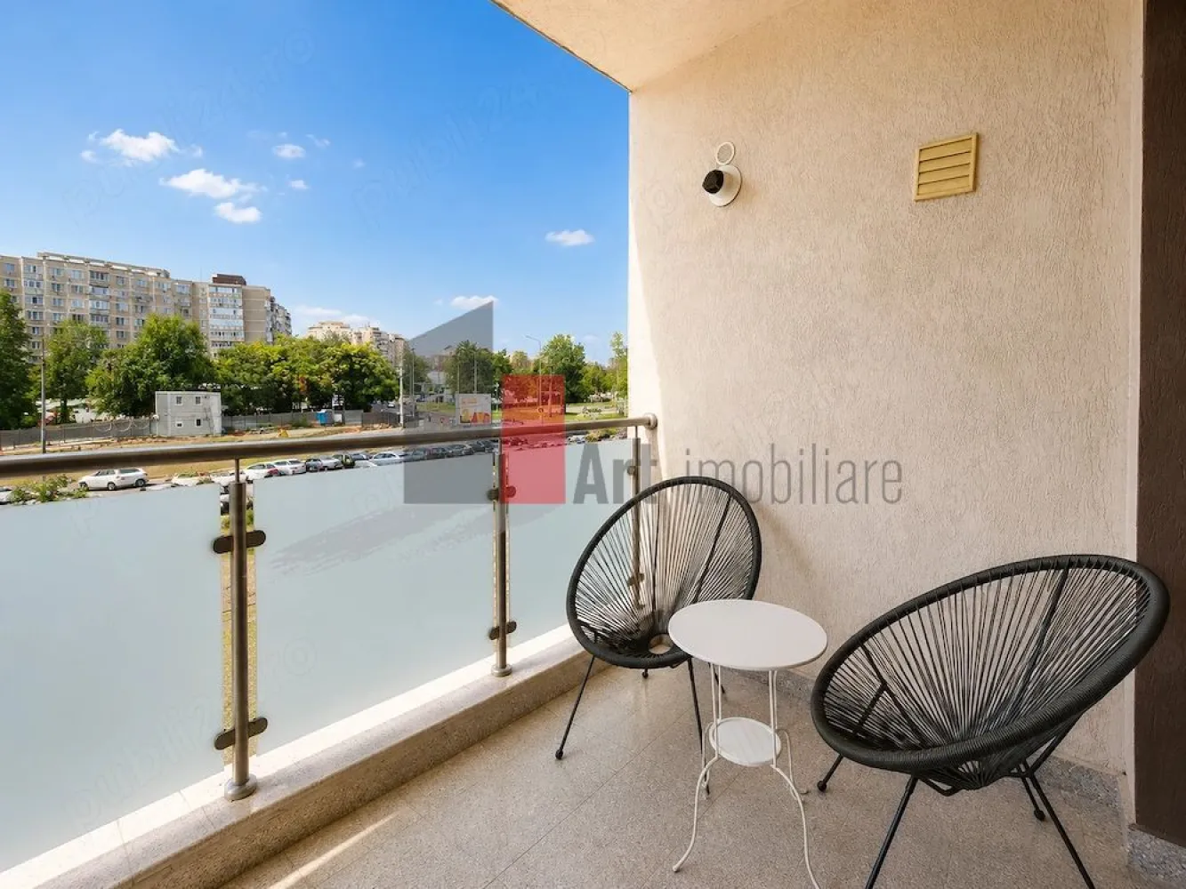 Apartament 2 camere de inchiriat | Plaza Mall Lujerului - Apartament cu 2 camere, 58 mp, cu vedere si acces direct la Parcul Liniei, disponibil pentru inchiriere in zona Plaza Mall Lujerului.

Situat la etajul 1 din 11, intr-un bloc nou cu paza 24 7, apartamentul este complet mobilat si utilat, pregatit pentru mutare imediata.

Dotari:

* 58 mp
* Vedere si acces direct la Parcul Liniei
* Canapea cu sezlong si extensie
* Pat matrimonial
* Multiple spatii de depozitare
* Birou
* Bucatarie complet utilata: centrala termica proprie, plita pe gaz, cuptor electric incorporabil, cuptor cu microunde incorporat, hota, frigider, aparat Nespresso, vase, ustensile si alte accesorii
* Aer conditionat
* 2 Smart TV-uri
* Masina de spalat rufe cu uscator
* Aspirator

Localizare excelenta:

* Acces direct in Parcul Liniei
* Mega Image la parterul blocului
* La 5 minute de mers pe jos pana la Metrou Lujerului (M3)
* 5 minute de Tramvaiul 41 si multiple linii de tramvai, autobuz si troleibuz
* 5 minute de Plaza Mall, Carrefour, Leroy Merlin si Lidl
* 15 minute de mers pe jos pana la Parcul Drumul Taberei, AFI Cotroceni si Universitatea Politehnica
* Acces rapid catre Grozavesti, Gara de Nord, Piata Universitatii si Piata Victoriei

Pret: 690 luna

* 1 luna chirie in avans
* 1 luna garantie
