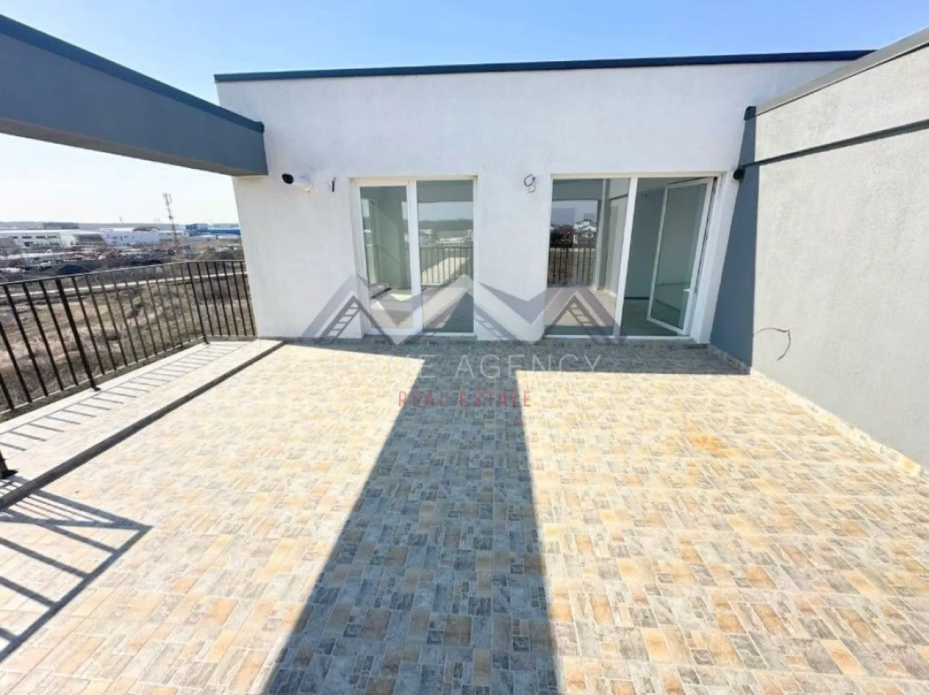 Apartament 3 camere + terasă 40 mp | Otopeni | TVA și parcare incluse - Dacă vrei un apartament cu adevărat special – spațios, modern și cu o terasă cum rar găsești în Otopeni – acesta este anunțul pe care îl căutai! Situat într-un bloc nou, acest apartament de 3 camere îți oferă exact mixul perfect între confort și funcționalitate. Punctele forte ale apartamentului: - Terasă superbă de 40 mp utili – un spațiu rar, unde poți face absolut orice, limita este doar imaginația ta - Living generos cu bucătărie open space, luminos și primitor, cu acces direct spre terasă – perfect pentru momente de relaxare - 2 dormitoare mari, fiecare de câte 14 mp utili; dormitorul matrimonial dispune de baie proprie - A doua baie în zona de zi – extrem de practică - Orientare excelentă – lumină naturală toată ziua - Loc de parcare suprateran inclus în preț - Predare la gata, astfel încât tu să îți personalizezi apartamentul exact cum îți dorești - Comision 0, achiziția se face direct de la dezvoltator - Prețul afișat este final (include TVA)! Locație strategică: Ai acces rapid către DN1, Aeroportul Otopeni (aprox. 3 km), București, centre comerciale, restaurante și toate punctele de interes din zonă. De ce merită văzut acest apartament? Pentru că este, probabil, una dintre cele mai bune oferte de 3 camere din Otopeni la momentul actual. Spațiul interior este eficient compartimentat, însă adevărata valoare este terasa — un avantaj diferențiator față de alte oferte din aceeași categorie de preț. În plus, ai două băi, lumină naturală și o dispunere gândită practic pentru confortul de zi cu zi. Dacă vrei să-l vezi și să te convingi pe loc, sună-mă și hai să stabilim o vizionare! Oferim consultanță financiară gratuită și te ghidăm pas cu pas. *Imaginile prezentate au caracter orientativ, sunt realizate într-un apartament asemănător și nu reprezintă niciun angajament al dezvoltatorului. }}