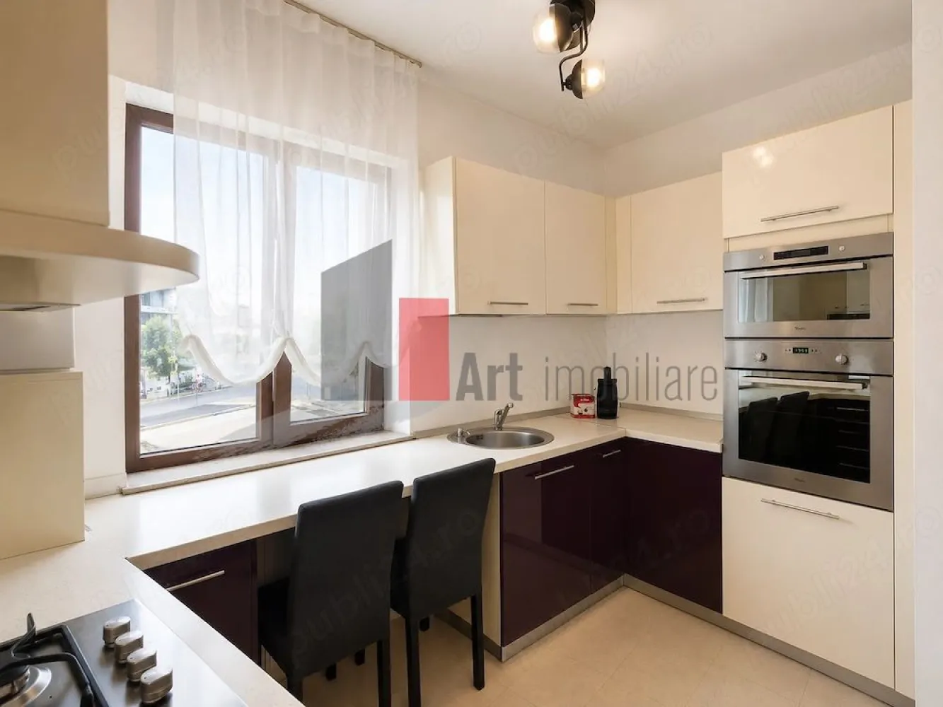 Apartament 2 camere de inchiriat | Plaza Mall Lujerului - Apartament cu 2 camere, 58 mp, cu vedere si acces direct la Parcul Liniei, disponibil pentru inchiriere in zona Plaza Mall Lujerului.

Situat la etajul 1 din 11, intr-un bloc nou cu paza 24 7, apartamentul este complet mobilat si utilat, pregatit pentru mutare imediata.

Dotari:

* 58 mp
* Vedere si acces direct la Parcul Liniei
* Canapea cu sezlong si extensie
* Pat matrimonial
* Multiple spatii de depozitare
* Birou
* Bucatarie complet utilata: centrala termica proprie, plita pe gaz, cuptor electric incorporabil, cuptor cu microunde incorporat, hota, frigider, aparat Nespresso, vase, ustensile si alte accesorii
* Aer conditionat
* 2 Smart TV-uri
* Masina de spalat rufe cu uscator
* Aspirator

Localizare excelenta:

* Acces direct in Parcul Liniei
* Mega Image la parterul blocului
* La 5 minute de mers pe jos pana la Metrou Lujerului (M3)
* 5 minute de Tramvaiul 41 si multiple linii de tramvai, autobuz si troleibuz
* 5 minute de Plaza Mall, Carrefour, Leroy Merlin si Lidl
* 15 minute de mers pe jos pana la Parcul Drumul Taberei, AFI Cotroceni si Universitatea Politehnica
* Acces rapid catre Grozavesti, Gara de Nord, Piata Universitatii si Piata Victoriei

Pret: 690 luna

* 1 luna chirie in avans
* 1 luna garantie