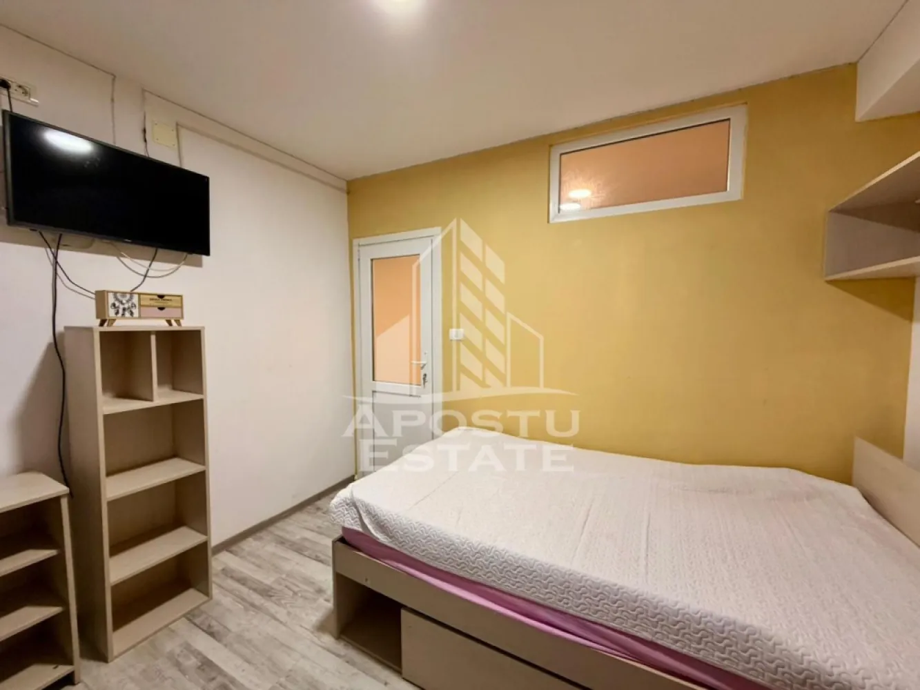 Apartament cu 1 camera de inchiriat, Complex Studentesc, Timisoara - Agentia imobiliara APOSTU ESTATE va propune spre inchiriere un apartament cu 1 camera, situat in zona Complexului Studentesc, o zona linistita si bine pozitionata din Timisoara, potrivit pentru cupluri sau studenti care isi doresc o locuinta unde sa se simta confortabil si cu acces facil catre scoli, facultati, statii de autobuz si magazine.

Suprafata utila: 42 mp
Compartimentare eficienta:
- Hol de acces
- Bucatarie inchisa, complet mobilata si utilata, cu loc de luat masa
- Baie prevazuta cu dus si ventilatie artificiala

Confort si facilitati:
- Incalzire apartament: termoficare
- Camera cu pat matrimonial
- Apartamentul este complet mobilat si utilat de catre proprietar

Localizare: zona Complex Studentesc, in apropiere de UVT, Politehnica, magazinul Profi si restaurante.

Ideal pentru:
- Cupluri
- Studenti
- Persoane singure

Pret chirie: 290€
Programeaza o vizionare pentru a-ti putea imagina viitorul aici!
ID intern: CP2777997
