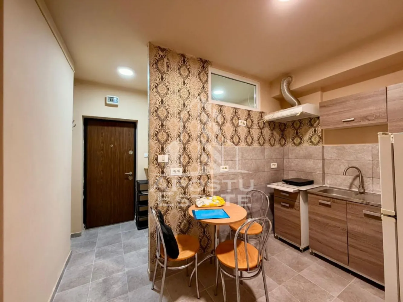 Apartament cu 1 camera de inchiriat, Complex Studentesc, Timisoara - Agentia imobiliara APOSTU ESTATE va propune spre inchiriere un apartament cu 1 camera, situat in zona Complexului Studentesc, o zona linistita si bine pozitionata din Timisoara, potrivit pentru cupluri sau studenti care isi doresc o locuinta unde sa se simta confortabil si cu acces facil catre scoli, facultati, statii de autobuz si magazine.

Suprafata utila: 42 mp
Compartimentare eficienta:
- Hol de acces
- Bucatarie inchisa, complet mobilata si utilata, cu loc de luat masa
- Baie prevazuta cu dus si ventilatie artificiala

Confort si facilitati:
- Incalzire apartament: termoficare
- Camera cu pat matrimonial
- Apartamentul este complet mobilat si utilat de catre proprietar

Localizare: zona Complex Studentesc, in apropiere de UVT, Politehnica, magazinul Profi si restaurante.

Ideal pentru:
- Cupluri
- Studenti
- Persoane singure

Pret chirie: 290€
Programeaza o vizionare pentru a-ti putea imagina viitorul aici!
ID intern: CP2777997