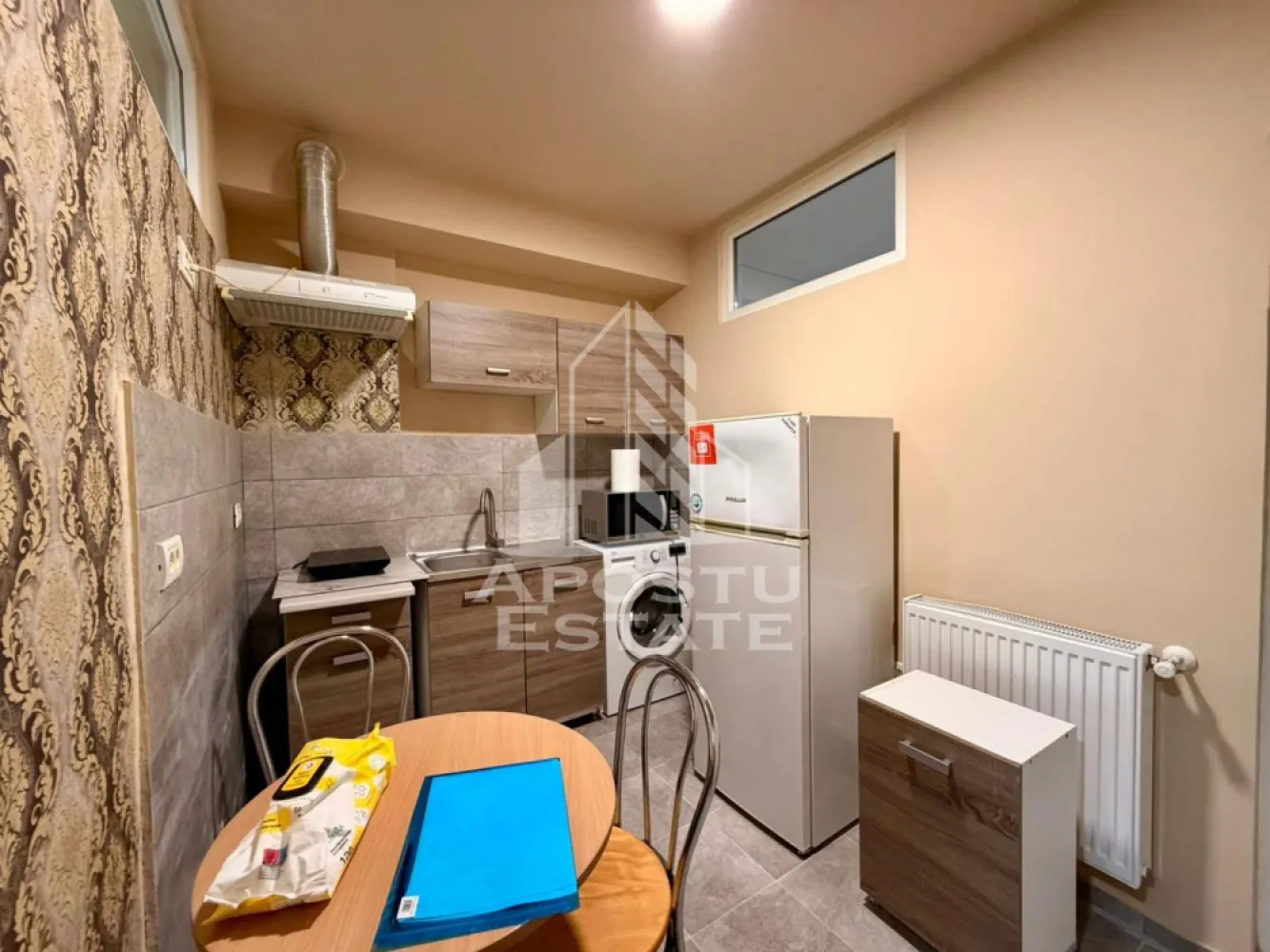 Apartament cu 1 camera de inchiriat, Complex Studentesc, Timisoara - Agentia imobiliara APOSTU ESTATE va propune spre inchiriere un apartament cu 1 camera, situat in zona Complexului Studentesc, o zona linistita si bine pozitionata din Timisoara, potrivit pentru cupluri sau studenti care isi doresc o locuinta unde sa se simta confortabil si cu acces facil catre scoli, facultati, statii de autobuz si magazine.

Suprafata utila: 42 mp
Compartimentare eficienta:
- Hol de acces
- Bucatarie inchisa, complet mobilata si utilata, cu loc de luat masa
- Baie prevazuta cu dus si ventilatie artificiala

Confort si facilitati:
- Incalzire apartament: termoficare
- Camera cu pat matrimonial
- Apartamentul este complet mobilat si utilat de catre proprietar

Localizare: zona Complex Studentesc, in apropiere de UVT, Politehnica, magazinul Profi si restaurante.

Ideal pentru:
- Cupluri
- Studenti
- Persoane singure

Pret chirie: 290€
Programeaza o vizionare pentru a-ti putea imagina viitorul aici!
ID intern: CP2777997