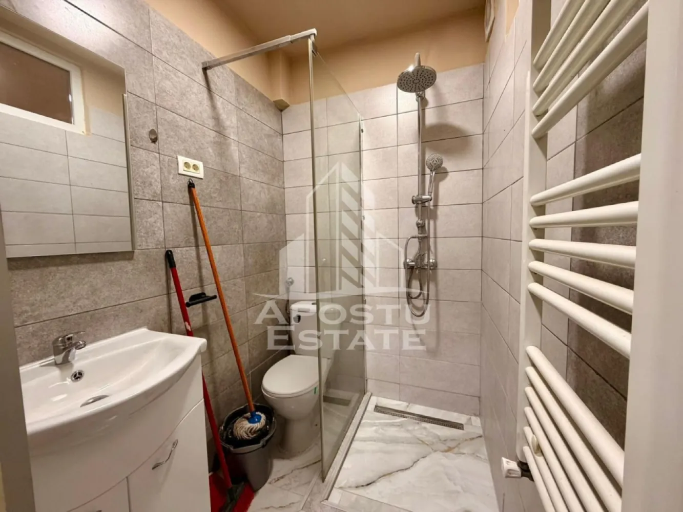 Apartament cu 1 camera de inchiriat, Complex Studentesc, Timisoara - Agentia imobiliara APOSTU ESTATE va propune spre inchiriere un apartament cu 1 camera, situat in zona Complexului Studentesc, o zona linistita si bine pozitionata din Timisoara, potrivit pentru cupluri sau studenti care isi doresc o locuinta unde sa se simta confortabil si cu acces facil catre scoli, facultati, statii de autobuz si magazine.

Suprafata utila: 42 mp
Compartimentare eficienta:
- Hol de acces
- Bucatarie inchisa, complet mobilata si utilata, cu loc de luat masa
- Baie prevazuta cu dus si ventilatie artificiala

Confort si facilitati:
- Incalzire apartament: termoficare
- Camera cu pat matrimonial
- Apartamentul este complet mobilat si utilat de catre proprietar

Localizare: zona Complex Studentesc, in apropiere de UVT, Politehnica, magazinul Profi si restaurante.

Ideal pentru:
- Cupluri
- Studenti
- Persoane singure

Pret chirie: 290€
Programeaza o vizionare pentru a-ti putea imagina viitorul aici!
ID intern: CP2777997