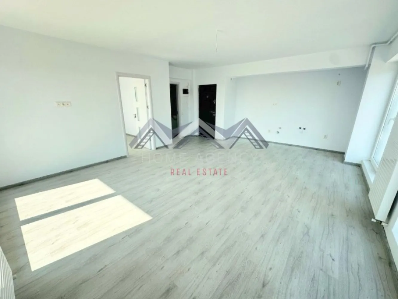 Apartament 3 camere + terasă 40 mp | Otopeni | TVA și parcare incluse - Dacă vrei un apartament cu adevărat special – spațios, modern și cu o terasă cum rar găsești în Otopeni – acesta este anunțul pe care îl căutai! Situat într-un bloc nou, acest apartament de 3 camere îți oferă exact mixul perfect între confort și funcționalitate. Punctele forte ale apartamentului: - Terasă superbă de 40 mp utili – un spațiu rar, unde poți face absolut orice, limita este doar imaginația ta - Living generos cu bucătărie open space, luminos și primitor, cu acces direct spre terasă – perfect pentru momente de relaxare - 2 dormitoare mari, fiecare de câte 14 mp utili; dormitorul matrimonial dispune de baie proprie - A doua baie în zona de zi – extrem de practică - Orientare excelentă – lumină naturală toată ziua - Loc de parcare suprateran inclus în preț - Predare la gata, astfel încât tu să îți personalizezi apartamentul exact cum îți dorești - Comision 0, achiziția se face direct de la dezvoltator - Prețul afișat este final (include TVA)! Locație strategică: Ai acces rapid către DN1, Aeroportul Otopeni (aprox. 3 km), București, centre comerciale, restaurante și toate punctele de interes din zonă. De ce merită văzut acest apartament? Pentru că este, probabil, una dintre cele mai bune oferte de 3 camere din Otopeni la momentul actual. Spațiul interior este eficient compartimentat, însă adevărata valoare este terasa — un avantaj diferențiator față de alte oferte din aceeași categorie de preț. În plus, ai două băi, lumină naturală și o dispunere gândită practic pentru confortul de zi cu zi. Dacă vrei să-l vezi și să te convingi pe loc, sună-mă și hai să stabilim o vizionare! Oferim consultanță financiară gratuită și te ghidăm pas cu pas. *Imaginile prezentate au caracter orientativ, sunt realizate într-un apartament asemănător și nu reprezintă niciun angajament al dezvoltatorului. }}