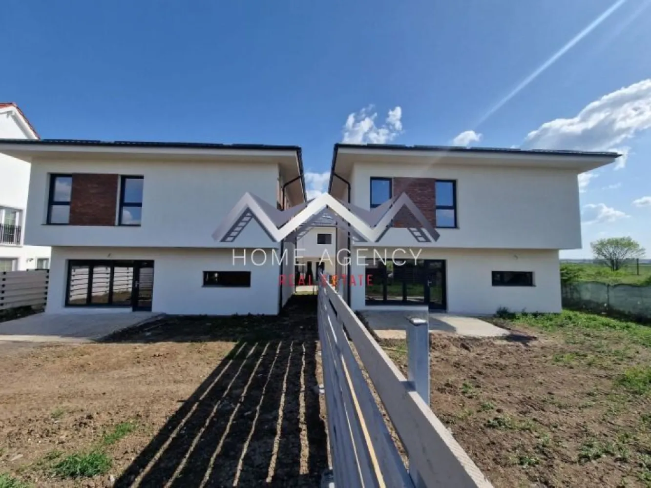 Casă single P+1+Pod în Otopeni - Vă propunem, spre vânzare, o locuință modernă, situată într-una dintre cele mai căutate zone din Otopeni. Proprietatea combină arhitectura contemporană cu o compartimentare eficientă, concepută pentru familii care apreciază calitatea, confortul și intimitatea.

Zona de zi include un living generos și luminos, cu spațiu ideal pentru socializare. Bucătăria open-space, cu posibilitate de închidere, beneficiază de acces direct spre terasă și grădină. Tot la parter se află o cameră versatilă, ce poate fi amenajată pentru un birou sau dormitor de oaspeți, precum și un grup sanitar.

Etajul este destinat odihnei. Dormitorul matrimonial, cu baie proprie și dressing, este însoțit de două dormitoare spațioase, deservite de o baie secundară modernă. De la acest nivel se face accesul spre pod, amenajat pentru depozitare, oferind soluții practice pentru organizarea locuinței.

Dotări și facilități:
- Finisaje premium
- Centrală proprie, încălzire prin pardoseală
- Racordare completă la utilitățile publice: apă, canalizare, gaz și electricitate
- Acces rapid spre școli, grădinițe, centre comerciale, magazine, restaurante, precum și conexiuni rapide spre București și Aeroportul Internațional Henri Coandă.

Această proprietate oferă un echilibru ideal între liniștea unei zone rezidențiale și accesul facil la principalele zone de interes urban.

Pentru mai multe detalii sau pentru programarea unei vizionări, vă rugăm să ne contactați la numărul de telefon din anunț.
