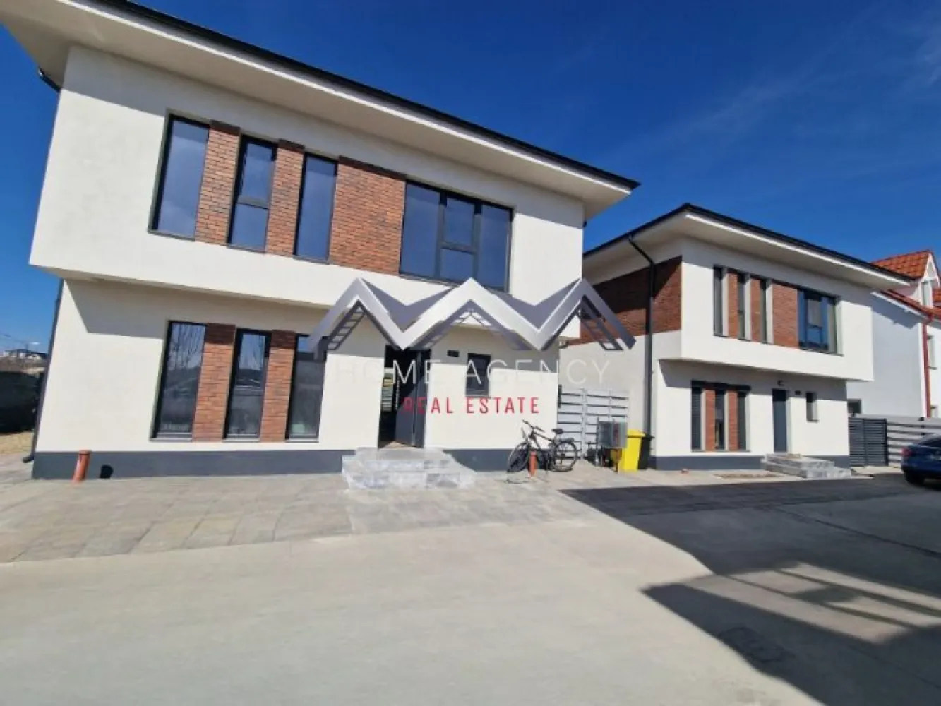 Casă single P+1+Pod în Otopeni - Vă propunem, spre vânzare, o locuință modernă, situată într-una dintre cele mai căutate zone din Otopeni. Proprietatea combină arhitectura contemporană cu o compartimentare eficientă, concepută pentru familii care apreciază calitatea, confortul și intimitatea.

Zona de zi include un living generos și luminos, cu spațiu ideal pentru socializare. Bucătăria open-space, cu posibilitate de închidere, beneficiază de acces direct spre terasă și grădină. Tot la parter se află o cameră versatilă, ce poate fi amenajată pentru un birou sau dormitor de oaspeți, precum și un grup sanitar.

Etajul este destinat odihnei. Dormitorul matrimonial, cu baie proprie și dressing, este însoțit de două dormitoare spațioase, deservite de o baie secundară modernă. De la acest nivel se face accesul spre pod, amenajat pentru depozitare, oferind soluții practice pentru organizarea locuinței.

Dotări și facilități:
- Finisaje premium
- Centrală proprie, încălzire prin pardoseală
- Racordare completă la utilitățile publice: apă, canalizare, gaz și electricitate
- Acces rapid spre școli, grădinițe, centre comerciale, magazine, restaurante, precum și conexiuni rapide spre București și Aeroportul Internațional Henri Coandă.

Această proprietate oferă un echilibru ideal între liniștea unei zone rezidențiale și accesul facil la principalele zone de interes urban.

Pentru mai multe detalii sau pentru programarea unei vizionări, vă rugăm să ne contactați la numărul de telefon din anunț.