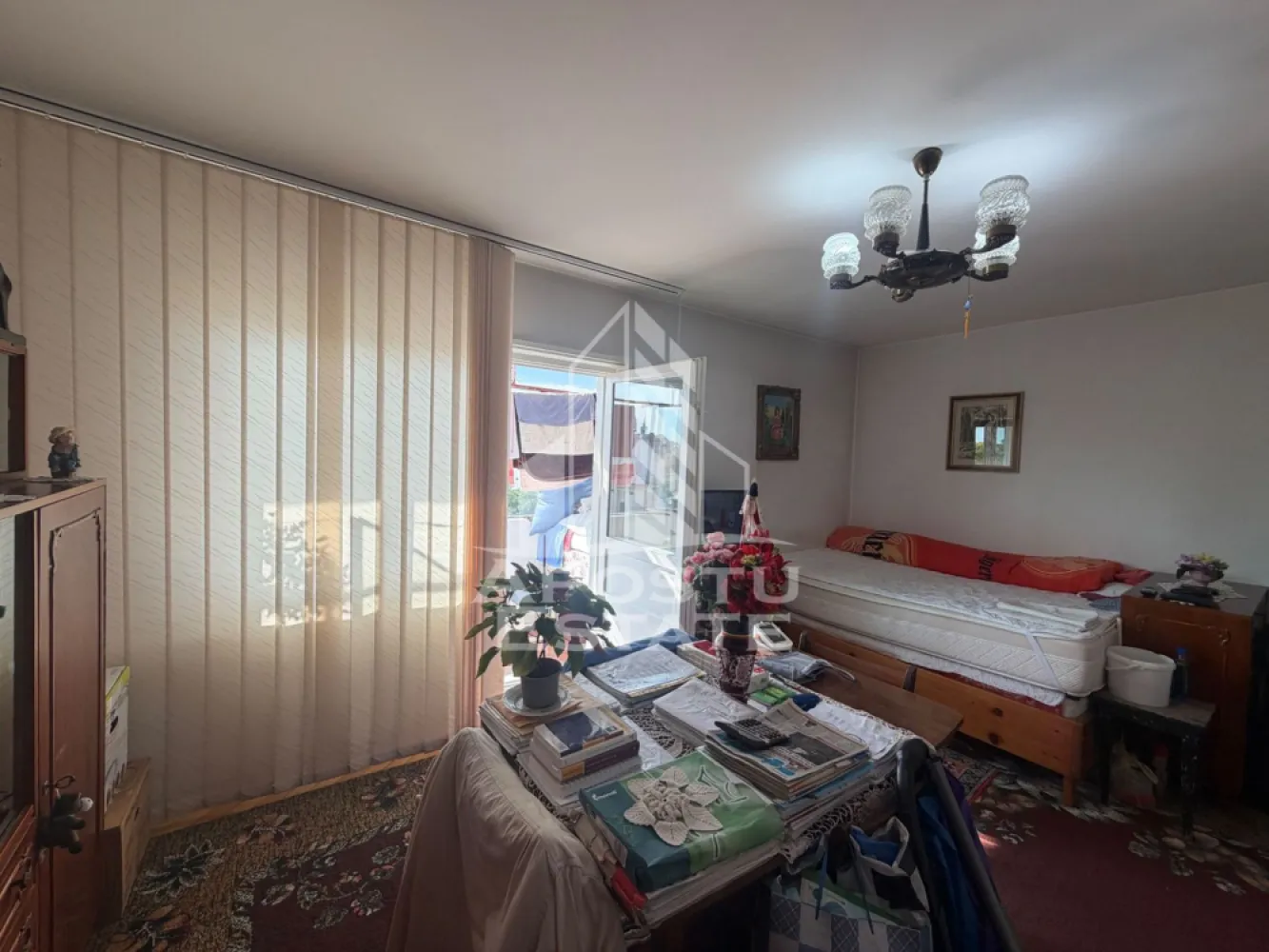 Apartament cu 2 camere de vânzare , Zona Lipovei , Timisoara - Agenţia imobiliara Apostu Estate va propune spre vânzare un apartament nou cu 2 camere decomandat,situat în zona Lipovei , una dintre cele mai căutate zone din Timisoara . Ideal atât pentru locuinţa proprie , cat si pentru investiţie

Imobilul este amplasat la etajul 4 din 4 cu o privelişte frumoasa şi beneficiază de o suprafaţă utila de 54 mp si 2 balcoane 

Compartimentare :
-Hol de acces cu debara
-Bucătărie cu debara
-Living cu balcon
-Dormitor cu balcon
-Baie cu cada

Apartamentul se vinde mobilat , conform pozelor

Beneficii suplimentare :
- Compartimentare funcţională
- Zona excelenta pentru locuit sau investiţie

Vecinătăţi :
-Lidl
-Școala nr 7
-Grădinițe 
-Mijloace de transport in comun

Pentru mai multe detalii si programarea unei vizionari , va stam cu drag la dispoziţie .

Agenţia imobiliara Apostu Estate vă oferă consultanta bancara gratuita prin intermediul colaboratorilor noştri pentru alegerea celui mai potrivit tip de credit , astfel încât tu să devii noul proprietar al acestui apartament
ID INTERN: CP3197025