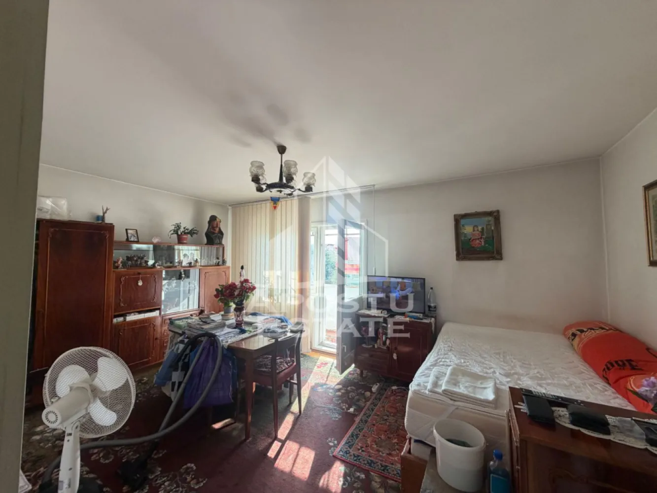 Apartament cu 2 camere de vânzare , Zona Lipovei , Timisoara - Agenţia imobiliara Apostu Estate va propune spre vânzare un apartament nou cu 2 camere decomandat,situat în zona Lipovei , una dintre cele mai căutate zone din Timisoara . Ideal atât pentru locuinţa proprie , cat si pentru investiţie

Imobilul este amplasat la etajul 4 din 4 cu o privelişte frumoasa şi beneficiază de o suprafaţă utila de 54 mp si 2 balcoane 

Compartimentare :
-Hol de acces cu debara
-Bucătărie cu debara
-Living cu balcon
-Dormitor cu balcon
-Baie cu cada

Apartamentul se vinde mobilat , conform pozelor

Beneficii suplimentare :
- Compartimentare funcţională
- Zona excelenta pentru locuit sau investiţie

Vecinătăţi :
-Lidl
-Școala nr 7
-Grădinițe 
-Mijloace de transport in comun

Pentru mai multe detalii si programarea unei vizionari , va stam cu drag la dispoziţie .

Agenţia imobiliara Apostu Estate vă oferă consultanta bancara gratuita prin intermediul colaboratorilor noştri pentru alegerea celui mai potrivit tip de credit , astfel încât tu să devii noul proprietar al acestui apartament
ID INTERN: CP3197025