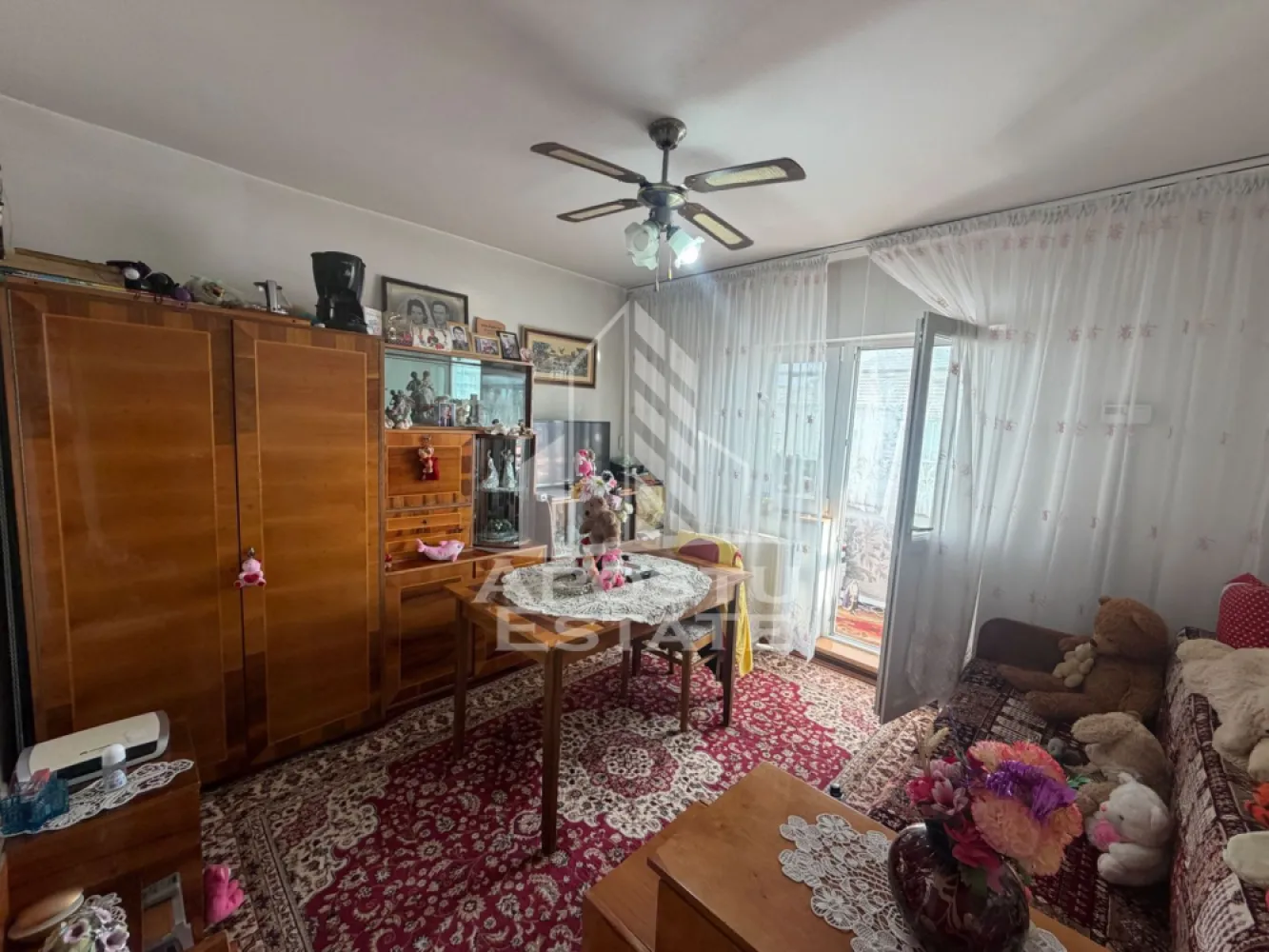 Apartament cu 2 camere de vânzare , Zona Lipovei , Timisoara - Agenţia imobiliara Apostu Estate va propune spre vânzare un apartament nou cu 2 camere decomandat,situat în zona Lipovei , una dintre cele mai căutate zone din Timisoara . Ideal atât pentru locuinţa proprie , cat si pentru investiţie

Imobilul este amplasat la etajul 4 din 4 cu o privelişte frumoasa şi beneficiază de o suprafaţă utila de 54 mp si 2 balcoane 

Compartimentare :
-Hol de acces cu debara
-Bucătărie cu debara
-Living cu balcon
-Dormitor cu balcon
-Baie cu cada

Apartamentul se vinde mobilat , conform pozelor

Beneficii suplimentare :
- Compartimentare funcţională
- Zona excelenta pentru locuit sau investiţie

Vecinătăţi :
-Lidl
-Școala nr 7
-Grădinițe 
-Mijloace de transport in comun

Pentru mai multe detalii si programarea unei vizionari , va stam cu drag la dispoziţie .

Agenţia imobiliara Apostu Estate vă oferă consultanta bancara gratuita prin intermediul colaboratorilor noştri pentru alegerea celui mai potrivit tip de credit , astfel încât tu să devii noul proprietar al acestui apartament
ID INTERN: CP3197025