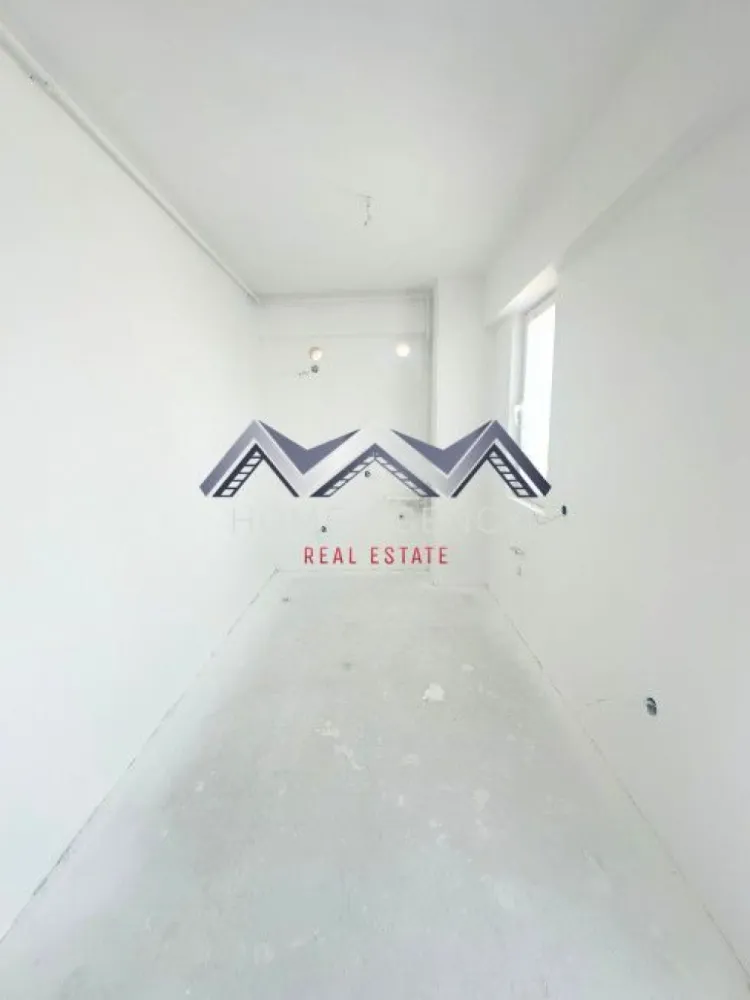 Apartament 2 camere Otopeni - bucătărie retrasă, parcare - Vă propunem, spre vânzare, un apartament cu 2 camere și bucătărie retrasă (se poate închide dacă se dorește), situat într-un ansamblu rezidențial nou din Otopeni, un proiect aflat în plină dezvoltare și conceput pentru confort, funcționalitate și un stil de viață echilibrat. Localizarea excelentă, cu acces rapid către DN1, Aeroport, Centură, București și către principalele puncte de interes din Nordul Capitalei, transformă această locuință într-o alegere potrivită atât pentru rezidență permanentă, cât și pentru investiție. Această variantă de compartimentare se remarcă printr-o organizare eficientă a spațiilor, oferind o bucătărie retrasă și complet separată de zona de zi. Holuri generoase permit integrarea unor spații suplimentare de depozitare, contribuind la un confort ridicat zi cu zi. Apartamentele se predau "la cheie", cu finisaje moderne incluse, astfel încât viitorii proprietari să se bucure de o locuință complet funcțională încă din prima zi. Baia este echipată cu gresie, faianță și obiecte sanitare, iar centrala termică proprie asigură independență și flexibilitate în gestionarea consumului. Fiecare unitate este proiectată pentru a oferi confort pe termen lung și un stil de viață echilibrat. Imobilul se predă racordat la toate utilitățile publice. Disponibilitate multiplă, inclusiv la demisol (preț mai avantajos). Prețul include un loc de parcare propriu, un avantaj ideal. Achiziția se face direct de la dezvoltator, cu comision zero, iar prețul afișat nu include TVA. Pentru planurile detaliate, informații complete despre compartimentare sau pentru programarea unei vizite pe șantier, echipa noastră de vânzări îți stă la dispoziție. Sună acum! }}