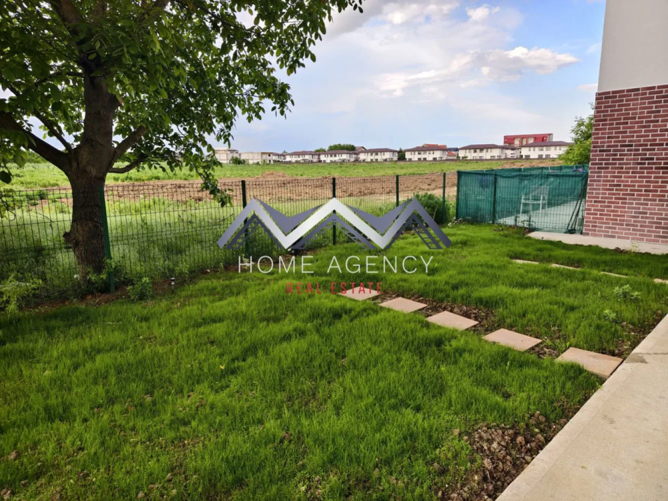 Apartament 2 camere + curte 70 mp | Otopeni - Dacă îți dorești confortul unui apartament modern, dar și avantajul unei curți proprii generoase, această proprietate este alegerea ideală. Situat în Otopeni, într-o zonă liniștită și bine conectată la principalele puncte de interes din nordul Bucureștiului, apartamentul se află la prima închiriere și este pregătit să își primească noii chiriași.

Locuința este compusă din living cu bucătărie open-space, dormitor, baie modernă cu duș walk-in și geam pentru aerisire naturală, fiind complet mobilată și utilată cu mobilier și electrocasnice noi. Designul modern și finisajele de calitate creează un spațiu primitor, funcțional și ușor de transformat în „acasă”.

Punctul forte al proprietății este, fără îndoială, curtea proprie de aproximativ 70 mp, un spațiu rar întâlnit la un apartament cu două camere. Fie că îți dorești să îți bei cafeaua în aer liber, să amenajezi un colț de relaxare, să lucrezi de acasă într-un cadru plăcut sau pur și simplu să te bucuri de mai multă intimitate și libertate, această curte îți oferă un stil de viață pe care puține apartamente îl pot oferi.

În prețul chiriei este inclus și un loc de parcare privat, astfel încât beneficiezi de un plus de confort încă din prima zi.

Localizarea reprezintă un alt avantaj important. Ai acces rapid către DN1, Centura Bucureștiului și Aeroportul Internațional Henri Coandă, iar în doar câteva minute poți ajunge în Pipera, zona de birouri din nordul Capitalei, la Băneasa Shopping City sau la Therme București. În apropiere găsești supermarketuri, restaurante, cafenele, farmacii, săli de fitness și toate facilitățile necesare unui stil de viață modern.

Prin combinația dintre apartamentul nou, curtea generoasă, locul de parcare inclus și poziționarea excelentă, această proprietate oferă un raport calitate-preț foarte bun pentru un apartament cu două camere în Otopeni.

Apartamentul este disponibil imediat, iar proprietățile cu curte proprie se închiriază rapid. 
Contactează-mă pentru mai multe informații și programează o vizionare!