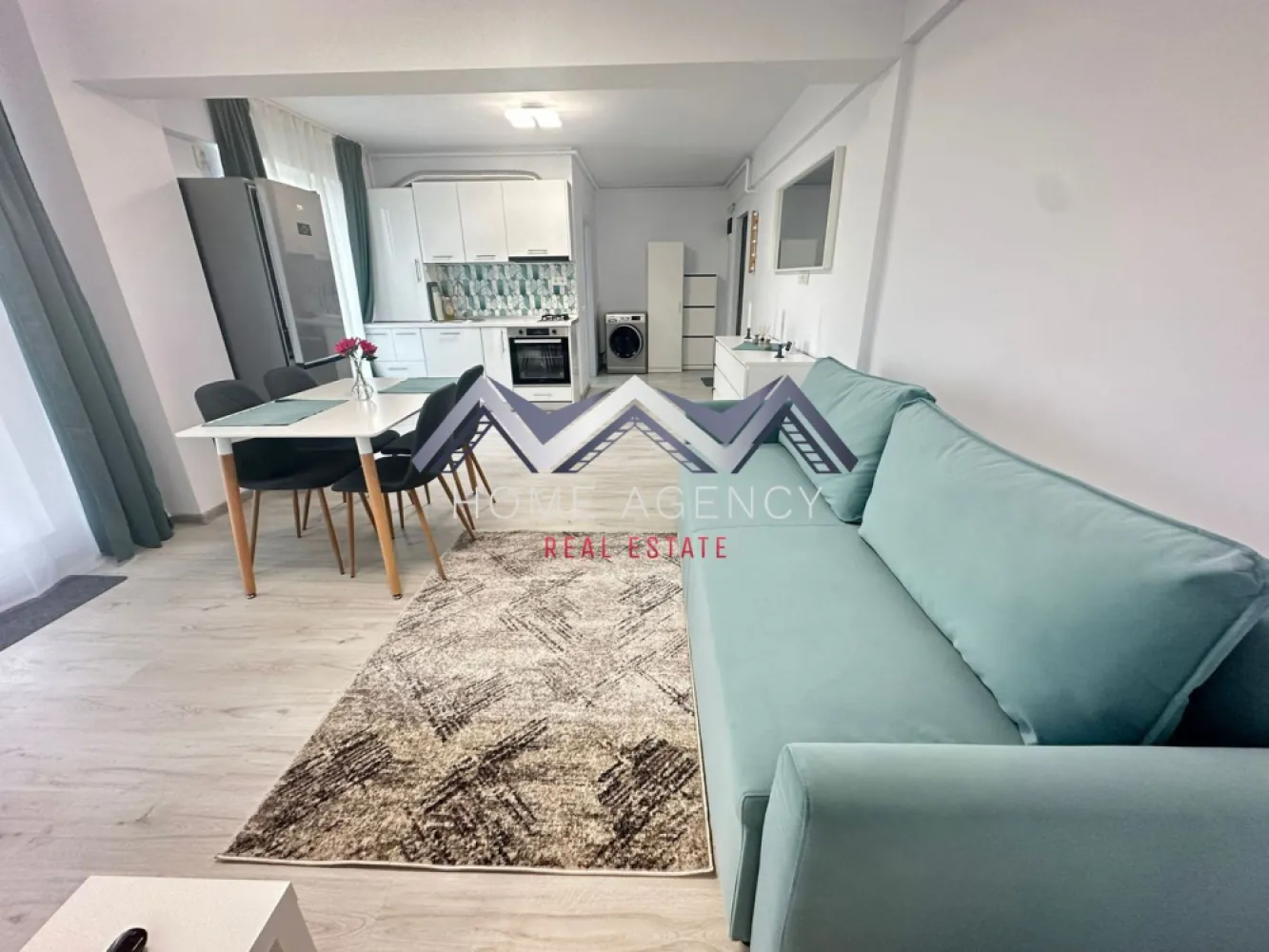 Apartament 2 camere + curte 70 mp | Otopeni - Dacă îți dorești confortul unui apartament modern, dar și avantajul unei curți proprii generoase, această proprietate este alegerea ideală. Situat în Otopeni, într-o zonă liniștită și bine conectată la principalele puncte de interes din nordul Bucureștiului, apartamentul se află la prima închiriere și este pregătit să își primească noii chiriași.

Locuința este compusă din living cu bucătărie open-space, dormitor, baie modernă cu duș walk-in și geam pentru aerisire naturală, fiind complet mobilată și utilată cu mobilier și electrocasnice noi. Designul modern și finisajele de calitate creează un spațiu primitor, funcțional și ușor de transformat în „acasă”.

Punctul forte al proprietății este, fără îndoială, curtea proprie de aproximativ 70 mp, un spațiu rar întâlnit la un apartament cu două camere. Fie că îți dorești să îți bei cafeaua în aer liber, să amenajezi un colț de relaxare, să lucrezi de acasă într-un cadru plăcut sau pur și simplu să te bucuri de mai multă intimitate și libertate, această curte îți oferă un stil de viață pe care puține apartamente îl pot oferi.

În prețul chiriei este inclus și un loc de parcare privat, astfel încât beneficiezi de un plus de confort încă din prima zi.

Localizarea reprezintă un alt avantaj important. Ai acces rapid către DN1, Centura Bucureștiului și Aeroportul Internațional Henri Coandă, iar în doar câteva minute poți ajunge în Pipera, zona de birouri din nordul Capitalei, la Băneasa Shopping City sau la Therme București. În apropiere găsești supermarketuri, restaurante, cafenele, farmacii, săli de fitness și toate facilitățile necesare unui stil de viață modern.

Prin combinația dintre apartamentul nou, curtea generoasă, locul de parcare inclus și poziționarea excelentă, această proprietate oferă un raport calitate-preț foarte bun pentru un apartament cu două camere în Otopeni.

Apartamentul este disponibil imediat, iar proprietățile cu curte proprie se închiriază rapid. 
Contactează-mă pentru mai multe informații și programează o vizionare!