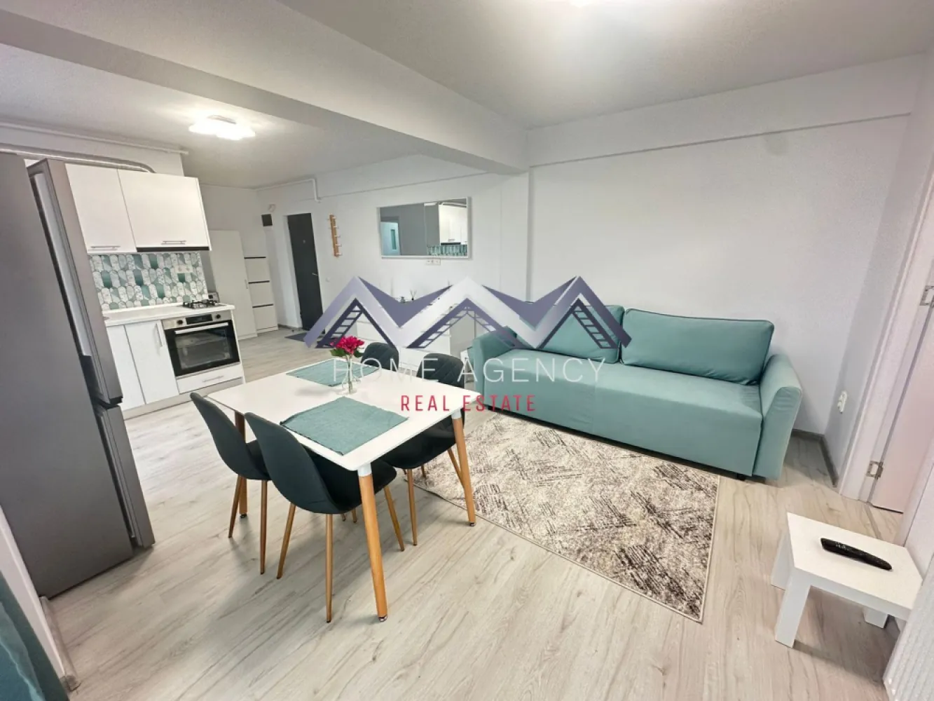 Apartament 2 camere + curte 70 mp | Otopeni - Dacă îți dorești confortul unui apartament modern, dar și avantajul unei curți proprii generoase, această proprietate este alegerea ideală. Situat în Otopeni, într-o zonă liniștită și bine conectată la principalele puncte de interes din nordul Bucureștiului, apartamentul se află la prima închiriere și este pregătit să își primească noii chiriași.

Locuința este compusă din living cu bucătărie open-space, dormitor, baie modernă cu duș walk-in și geam pentru aerisire naturală, fiind complet mobilată și utilată cu mobilier și electrocasnice noi. Designul modern și finisajele de calitate creează un spațiu primitor, funcțional și ușor de transformat în „acasă”.

Punctul forte al proprietății este, fără îndoială, curtea proprie de aproximativ 70 mp, un spațiu rar întâlnit la un apartament cu două camere. Fie că îți dorești să îți bei cafeaua în aer liber, să amenajezi un colț de relaxare, să lucrezi de acasă într-un cadru plăcut sau pur și simplu să te bucuri de mai multă intimitate și libertate, această curte îți oferă un stil de viață pe care puține apartamente îl pot oferi.

În prețul chiriei este inclus și un loc de parcare privat, astfel încât beneficiezi de un plus de confort încă din prima zi.

Localizarea reprezintă un alt avantaj important. Ai acces rapid către DN1, Centura Bucureștiului și Aeroportul Internațional Henri Coandă, iar în doar câteva minute poți ajunge în Pipera, zona de birouri din nordul Capitalei, la Băneasa Shopping City sau la Therme București. În apropiere găsești supermarketuri, restaurante, cafenele, farmacii, săli de fitness și toate facilitățile necesare unui stil de viață modern.

Prin combinația dintre apartamentul nou, curtea generoasă, locul de parcare inclus și poziționarea excelentă, această proprietate oferă un raport calitate-preț foarte bun pentru un apartament cu două camere în Otopeni.

Apartamentul este disponibil imediat, iar proprietățile cu curte proprie se închiriază rapid. 
Contactează-mă pentru mai multe informații și programează o vizionare!