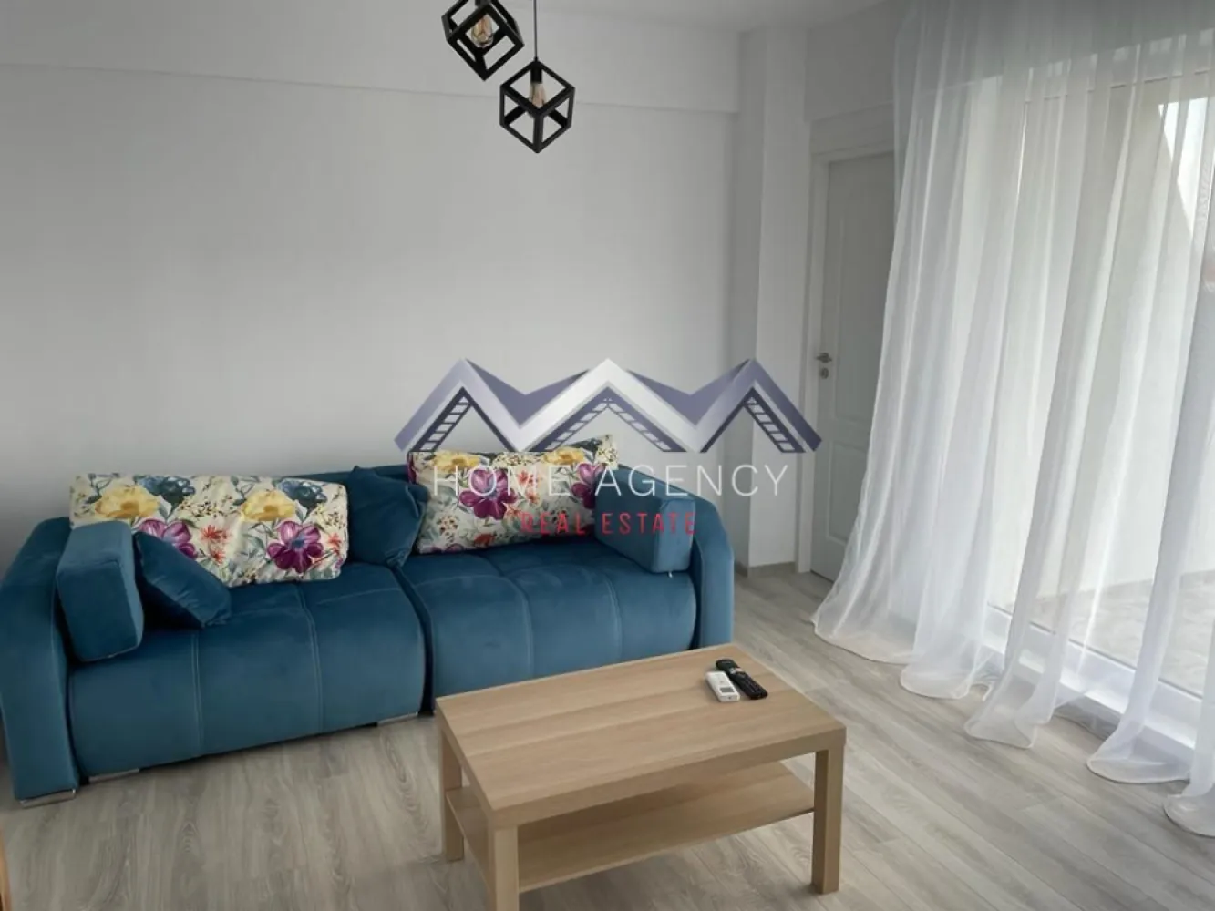 Apartament 2 camere Otopeni | parcare subterană - Vă propunem, spre închiriere, un apartament cu 2 camere, decomandat, complet mobilat și utilat, situat într-un ansamblu rezidențial modern din Otopeni. Cu o suprafață utilă generoasă de 67 mp, două balcoane și un loc de parcare subteran inclus în preț, proprietatea oferă confortul și funcționalitatea de care aveți nevoie pentru un stil de viață modern.

Apartamentul este foarte bine întreținut și amenajat cu mobilier de calitate și electrocasnice complete, fiind pregătit pentru mutare imediată.

Compartimentarea decomandată oferă intimitate și un plus de confort. Livingul este spațios și dispune de numeroase spații de depozitare, având acces către unul dintre cele două balcoane. Bucătăria este închisă, complet mobilată și utilată, ideală pentru cei care preferă un spațiu separat pentru gătit. Dormitorul este amenajat într-un stil modern și beneficiază de acces către al doilea balcon, iar baia este complet echipată și funcțională.

În prețul chiriei este inclus un loc de parcare subteran, un avantaj important care vă oferă confort și siguranță în orice perioadă a anului.

Amplasarea este unul dintre punctele forte ale proprietății. Aveți acces rapid către DN1, Centura Bucureștiului și Aeroportul Internațional Henri Coandă, iar Pipera, zona de birouri din nordul Capitalei, Băneasa Shopping City și Therme București se află la doar câteva minute distanță. În apropiere găsiți supermarketuri, restaurante, cafenele, farmacii, săli de fitness și toate facilitățile necesare vieții de zi cu zi.

Pentru mai multe informații sau pentru programarea unei vizionări, vă stăm cu drag la dispoziție!