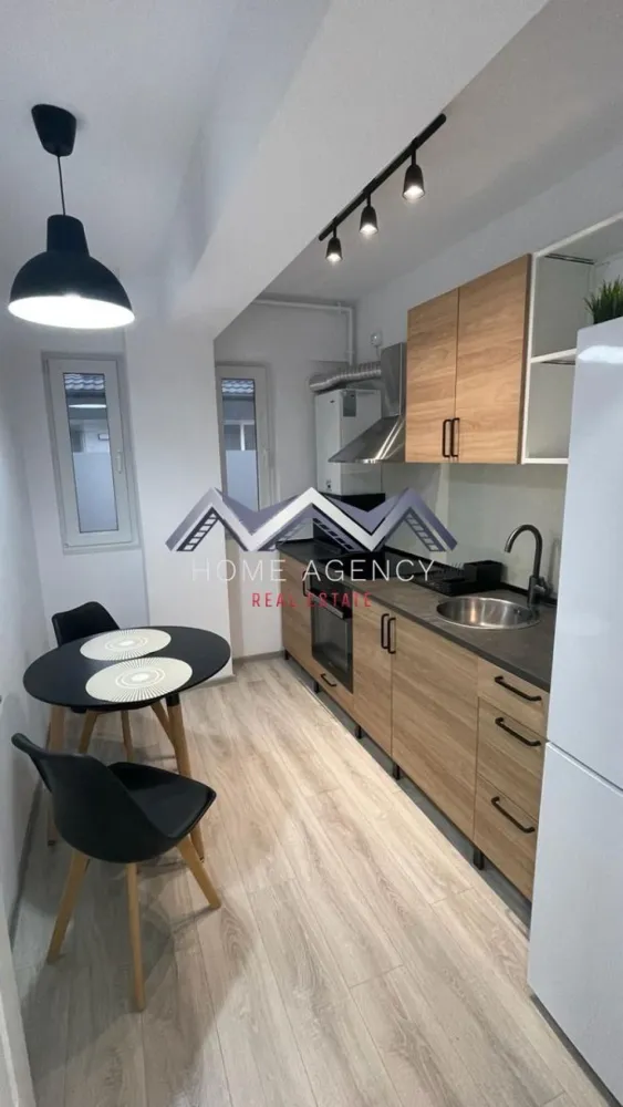 Apartament 2 camere Otopeni | parcare subterană - Vă propunem, spre închiriere, un apartament cu 2 camere, decomandat, complet mobilat și utilat, situat într-un ansamblu rezidențial modern din Otopeni. Cu o suprafață utilă generoasă de 67 mp, două balcoane și un loc de parcare subteran inclus în preț, proprietatea oferă confortul și funcționalitatea de care aveți nevoie pentru un stil de viață modern.

Apartamentul este foarte bine întreținut și amenajat cu mobilier de calitate și electrocasnice complete, fiind pregătit pentru mutare imediată.

Compartimentarea decomandată oferă intimitate și un plus de confort. Livingul este spațios și dispune de numeroase spații de depozitare, având acces către unul dintre cele două balcoane. Bucătăria este închisă, complet mobilată și utilată, ideală pentru cei care preferă un spațiu separat pentru gătit. Dormitorul este amenajat într-un stil modern și beneficiază de acces către al doilea balcon, iar baia este complet echipată și funcțională.

În prețul chiriei este inclus un loc de parcare subteran, un avantaj important care vă oferă confort și siguranță în orice perioadă a anului.

Amplasarea este unul dintre punctele forte ale proprietății. Aveți acces rapid către DN1, Centura Bucureștiului și Aeroportul Internațional Henri Coandă, iar Pipera, zona de birouri din nordul Capitalei, Băneasa Shopping City și Therme București se află la doar câteva minute distanță. În apropiere găsiți supermarketuri, restaurante, cafenele, farmacii, săli de fitness și toate facilitățile necesare vieții de zi cu zi.

Pentru mai multe informații sau pentru programarea unei vizionări, vă stăm cu drag la dispoziție!