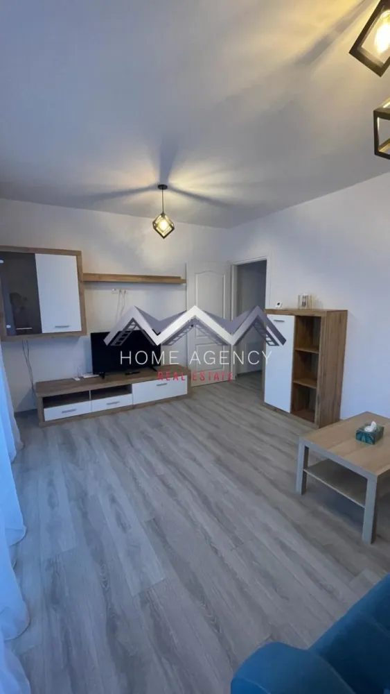 Apartament 2 camere Otopeni | parcare subterană - Vă propunem, spre închiriere, un apartament cu 2 camere, decomandat, complet mobilat și utilat, situat într-un ansamblu rezidențial modern din Otopeni. Cu o suprafață utilă generoasă de 67 mp, două balcoane și un loc de parcare subteran inclus în preț, proprietatea oferă confortul și funcționalitatea de care aveți nevoie pentru un stil de viață modern.

Apartamentul este foarte bine întreținut și amenajat cu mobilier de calitate și electrocasnice complete, fiind pregătit pentru mutare imediată.

Compartimentarea decomandată oferă intimitate și un plus de confort. Livingul este spațios și dispune de numeroase spații de depozitare, având acces către unul dintre cele două balcoane. Bucătăria este închisă, complet mobilată și utilată, ideală pentru cei care preferă un spațiu separat pentru gătit. Dormitorul este amenajat într-un stil modern și beneficiază de acces către al doilea balcon, iar baia este complet echipată și funcțională.

În prețul chiriei este inclus un loc de parcare subteran, un avantaj important care vă oferă confort și siguranță în orice perioadă a anului.

Amplasarea este unul dintre punctele forte ale proprietății. Aveți acces rapid către DN1, Centura Bucureștiului și Aeroportul Internațional Henri Coandă, iar Pipera, zona de birouri din nordul Capitalei, Băneasa Shopping City și Therme București se află la doar câteva minute distanță. În apropiere găsiți supermarketuri, restaurante, cafenele, farmacii, săli de fitness și toate facilitățile necesare vieții de zi cu zi.

Pentru mai multe informații sau pentru programarea unei vizionări, vă stăm cu drag la dispoziție!