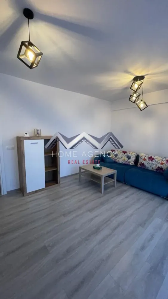 Apartament 2 camere Otopeni | parcare subterană - Vă propunem, spre închiriere, un apartament cu 2 camere, decomandat, complet mobilat și utilat, situat într-un ansamblu rezidențial modern din Otopeni. Cu o suprafață utilă generoasă de 67 mp, două balcoane și un loc de parcare subteran inclus în preț, proprietatea oferă confortul și funcționalitatea de care aveți nevoie pentru un stil de viață modern.

Apartamentul este foarte bine întreținut și amenajat cu mobilier de calitate și electrocasnice complete, fiind pregătit pentru mutare imediată.

Compartimentarea decomandată oferă intimitate și un plus de confort. Livingul este spațios și dispune de numeroase spații de depozitare, având acces către unul dintre cele două balcoane. Bucătăria este închisă, complet mobilată și utilată, ideală pentru cei care preferă un spațiu separat pentru gătit. Dormitorul este amenajat într-un stil modern și beneficiază de acces către al doilea balcon, iar baia este complet echipată și funcțională.

În prețul chiriei este inclus un loc de parcare subteran, un avantaj important care vă oferă confort și siguranță în orice perioadă a anului.

Amplasarea este unul dintre punctele forte ale proprietății. Aveți acces rapid către DN1, Centura Bucureștiului și Aeroportul Internațional Henri Coandă, iar Pipera, zona de birouri din nordul Capitalei, Băneasa Shopping City și Therme București se află la doar câteva minute distanță. În apropiere găsiți supermarketuri, restaurante, cafenele, farmacii, săli de fitness și toate facilitățile necesare vieții de zi cu zi.

Pentru mai multe informații sau pentru programarea unei vizionări, vă stăm cu drag la dispoziție!