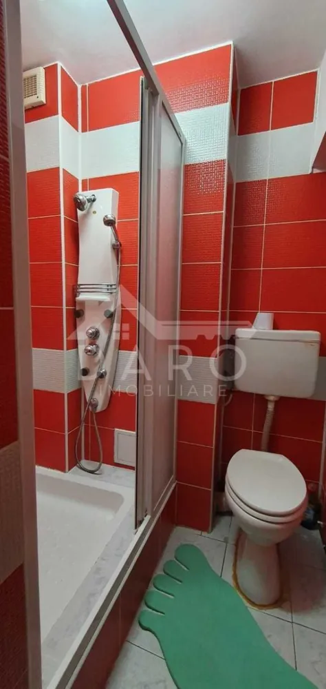 Apartament 3 camere de vanzare ,2 băi –Zona Corina (Tudor) - 🏡 Apartament de vânzare – 3 camere | 80 mp | Zona Corina – Tudor Se oferă spre vânzare apartament spațios și luminos, situat în zona Corina – Tudor, într-o locație liniștită, aproape de magazine, școli, stații de autobuz și la doar 10 minute de mers pe jos de Shopping City. 📐 Suprafață utilă: 80 mp (inclusiv balcon) 🏢 Etaj: 6 din 8 (bloc cu lift) ✔ bloc izolat termic – costuri reduse la întreținere ✔ liber, disponibil pentru mutare imediată Compartimentare: ✔ living ✔ 2 dormitoare ✔ bucătărie separată și complet utilată ✔ 2 băi ✔ cămară ✔ balcon mare, dublu, închis – ideal pentru relaxare sau depozitare Dotări și utilități: ✔ centrală termică proprie ✔ geamuri termopan ✔ apartament luminos și bine compartimentat Avantaje: 📍 zonă foarte bună – Corina, cartier Tudor 📍 aproape de Shopping City, școli, magazine și transport public 📍 ideal pentru familie sau investiție 📍 spațiu generos și compartimentare practică 💎 O oportunitate pentru cei care caută un apartament mare, într-o zonă apreciată din Târgu Mureș. 🤝 Proprietate promovată prin DARO Imobiliare 💳 Pentru achiziție, prin Kiwi Finance beneficiezi de: ✔ analiză GRATUITĂ a eligibilității ✔ acces la oferte de la peste 12 bănci ✔ negocierea dobânzii în favoarea ta ✔ suport complet până la semnarea contractului 📞 Detalii și vizionări: Coman Maria – DARO Imobiliare & Kiwi Finance 📱 0749 535 729 🔑 DARO Imobiliare – găsim proprietatea potrivită. 💳 Kiwi Finance – obținem creditul pentru a o cumpăra. }}