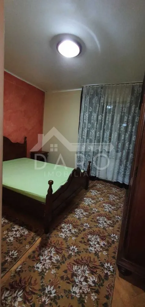 Apartament 3 camere de vanzare ,2 băi –Zona Corina (Tudor) - 🏡 Apartament de vânzare – 3 camere | 80 mp | Zona Corina – Tudor Se oferă spre vânzare apartament spațios și luminos, situat în zona Corina – Tudor, într-o locație liniștită, aproape de magazine, școli, stații de autobuz și la doar 10 minute de mers pe jos de Shopping City. 📐 Suprafață utilă: 80 mp (inclusiv balcon) 🏢 Etaj: 6 din 8 (bloc cu lift) ✔ bloc izolat termic – costuri reduse la întreținere ✔ liber, disponibil pentru mutare imediată Compartimentare: ✔ living ✔ 2 dormitoare ✔ bucătărie separată și complet utilată ✔ 2 băi ✔ cămară ✔ balcon mare, dublu, închis – ideal pentru relaxare sau depozitare Dotări și utilități: ✔ centrală termică proprie ✔ geamuri termopan ✔ apartament luminos și bine compartimentat Avantaje: 📍 zonă foarte bună – Corina, cartier Tudor 📍 aproape de Shopping City, școli, magazine și transport public 📍 ideal pentru familie sau investiție 📍 spațiu generos și compartimentare practică 💎 O oportunitate pentru cei care caută un apartament mare, într-o zonă apreciată din Târgu Mureș. 🤝 Proprietate promovată prin DARO Imobiliare 💳 Pentru achiziție, prin Kiwi Finance beneficiezi de: ✔ analiză GRATUITĂ a eligibilității ✔ acces la oferte de la peste 12 bănci ✔ negocierea dobânzii în favoarea ta ✔ suport complet până la semnarea contractului 📞 Detalii și vizionări: Coman Maria – DARO Imobiliare & Kiwi Finance 📱 0749 535 729 🔑 DARO Imobiliare – găsim proprietatea potrivită. 💳 Kiwi Finance – obținem creditul pentru a o cumpăra. }}