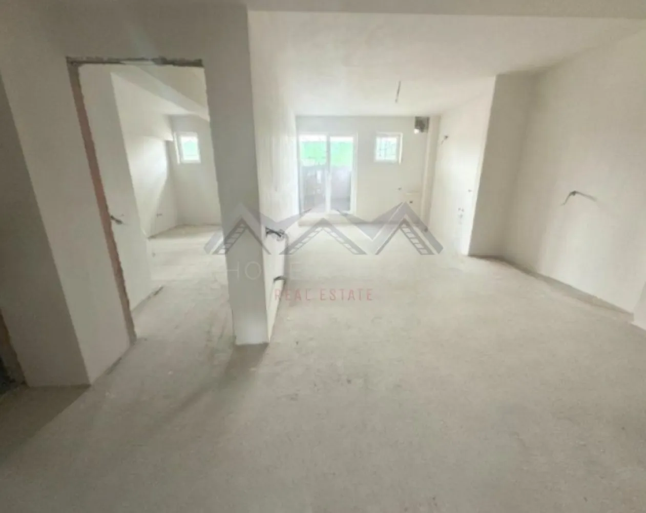 Apartament 2 camere Otopeni - Descoperă un apartament cu 2 camere foarte spațios, situat într-un ansamblu rezidențial nou din Otopeni — ideal pentru locuit sau investiție, cu acces rapid spre București, Aeroport Henri Coandă, Centură, precum și spre toate zonele de interes. Apartamentul este foarte luminos, iar compartimentarea este foarte funcțională: zonă de zi open-space foarte generoasă, hol compact dar eficient, plus acces spre balcon din ambele camere – atât din living, cât și din dormitor. Apartamentul se predă "la gata", cu finisaje moderne, baie complet echipată (gresie, faianță, obiecte sanitare) și centrală termică proprie. Avantaje cheie: - Apartament foarte spațios și ușor de amenajat - Finisaje complete, baie utilată, centrală proprie – predare la cheie, racordat la toate utilitățile publice - Comision 0% – achiziție direct de la dezvoltator - 1 loc de parcare inclus - Poziționare excelentă în Otopeni, cu acces rapid la DN1, Aeroportul Henri Coandă, centre comerciale și mijloace de transport Prețul afișat este final, include TVA, comision 0. 📞 Contactează-ne pentru planurile detaliate ale celor două variante, pentru a programa o vizită pe șantier sau pentru consultanță personalizată. Suntem aici să te ajutăm să alegi locuința care ți se potrivește perfect! }}