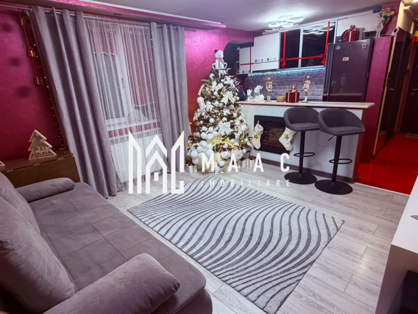 Apartament 2 camere | Balcon | Mobilat complet | M. Viteazu - MAAC Imobiliare vă prezintă un apartament cu 2 camere, situat în zona Mihai Viteazu. Caracteristici: Apartament cu 2 camere, suprafață utilă de 40 mp Balconul de aproximativ 6 mp a fost integrat în zona de bucătărie, oferind mai mult spațiu util Situat la etajul 5 al unui imobil cu 5 niveluri Compartimentare nedecomandată, cu trecere între camere Bucătărie open space Baie complet echipată cu geam de aerisire La etaj se află o cameră suplimentară, pe întreaga suprafață a apartamentului, accesibilă prin dormitor – ideală ca birou, spațiu de depozitare. Stare și dotări: Apartamentul a fost renovat complet, cu izolație, acoperiș și velux realizate în regim propriu Finisaje de calitate Se vinde mobilat și utilat conform fotografiilor Dotări: aer condiționat, sistem de alarmă, mașină de spălat rufe, mașină de spălat vase, uscător de haine, televizoare și altele Avantaje: Ideal atât pentru locuit, cât și pentru investiție (închiriere) Amplasare într-o zonă excelentă, cu acces rapid la toate serviciile La doar 2 minute se află Școala nr. 6 și două dintre cele mai apreciate instituții de învățământ din zonă În apropiere se regăsesc locuri de joacă, farmacii, magazine și multe alte facilități. Pentru mai multe detalii precizati telefonic ca ati vazut anuntul cu ID: CP2852721 }}