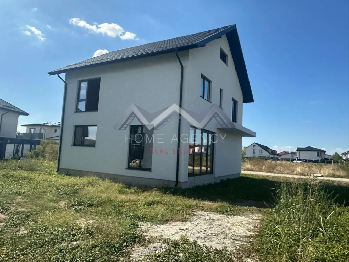 Casă individuală modernă în Otopeni – 190 mp construiți + mansardă locuibilă - Îți propunem, spre vânzare, o casă individuală de 190 mp, proiectată inteligent pentru confort și funcționalitate, amplasată într-un cartier liniștit din Otopeni, cu acces rapid către Nordul Capitalei. Locuința este desfășurată pe parter, etaj și beneficiază de o mansardă complet funcțională de 50 mp, unde se poate sta în picioare. Mansarda dispune de baie proprie și spații generoase de depozitare mascate, fiind ideală pentru birou, dormitor suplimentar, zonă de relaxare sau hobby room. Un avantaj important este faptul că viitorul proprietar își poate alege finisajele, în funcție de preferințe, beneficiind de buget alocat de dezvoltator, astfel încât casa să fie personalizată exact pe stilul dorit. Compartimentare practică și bine gândită: Parter: - Living generos de 34,35 mp, cu zonă de dining și acces direct către grădină - Bucătărie retrasă, ce poate fi închisă, de 13,80 mp, cu cămară - WC de serviciu - Cameră tehnică și spații de depozitare Etaj: - 3 dormitoare - Dormitor matrimonial cu dressing, baie proprie și balcon - Baie pe hol Mansardă: - Spațiu deschis de 50 mp, complet locuibil - Spații mari de depozitare Detalii care fac diferența: - Încălzire prin pardoseală - Ferestre mari pentru lumină naturală - Pod izolat cu spumă poliuretanică - Terasă elegantă cu deck din lemn - Curte spațioasă cu două locuri de parcare Construcția este realizată cu materiale premium, respectând cele mai noi standarde de calitate, durabilitate și eficiență energetică. O locuință ideală pentru cei care își doresc spațiu, liniște și posibilitatea de personalizare. 📞 Sună acum pentru detalii și programarea unei vizionări! }}